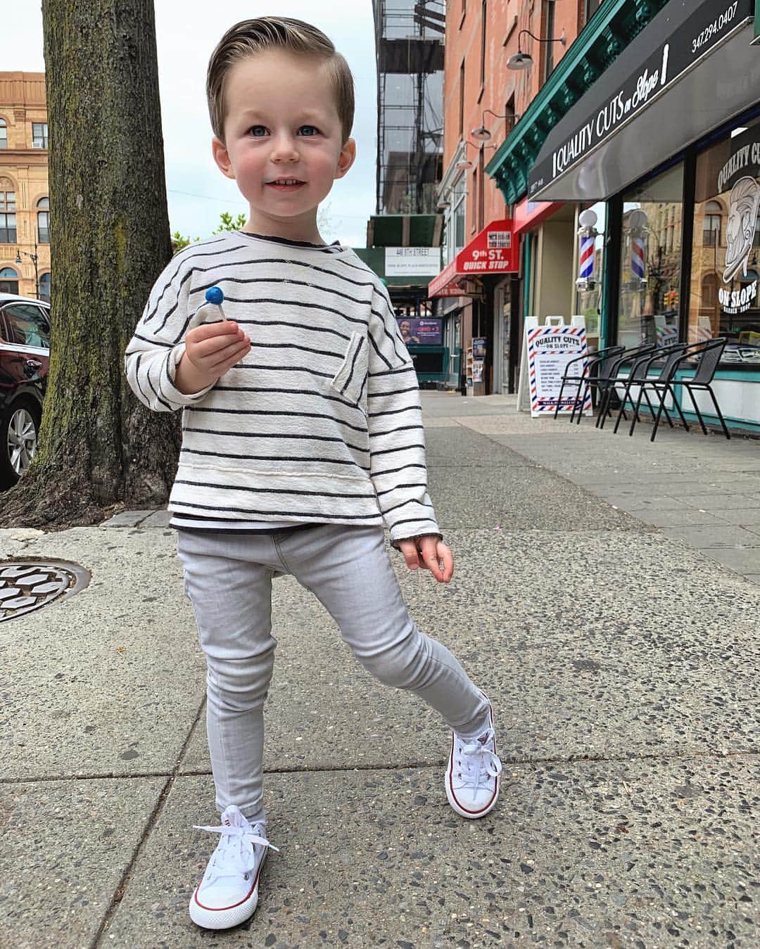 Helena Glazer Hodneさんのインスタグラム写真 - (Helena Glazer HodneInstagram)「Cannot start a new year of life without a fresh cut 💇‍♂️💇‍♂️ #almostthree #freshdo #freshtodeath」4月23日 6時32分 - brooklynblonde1