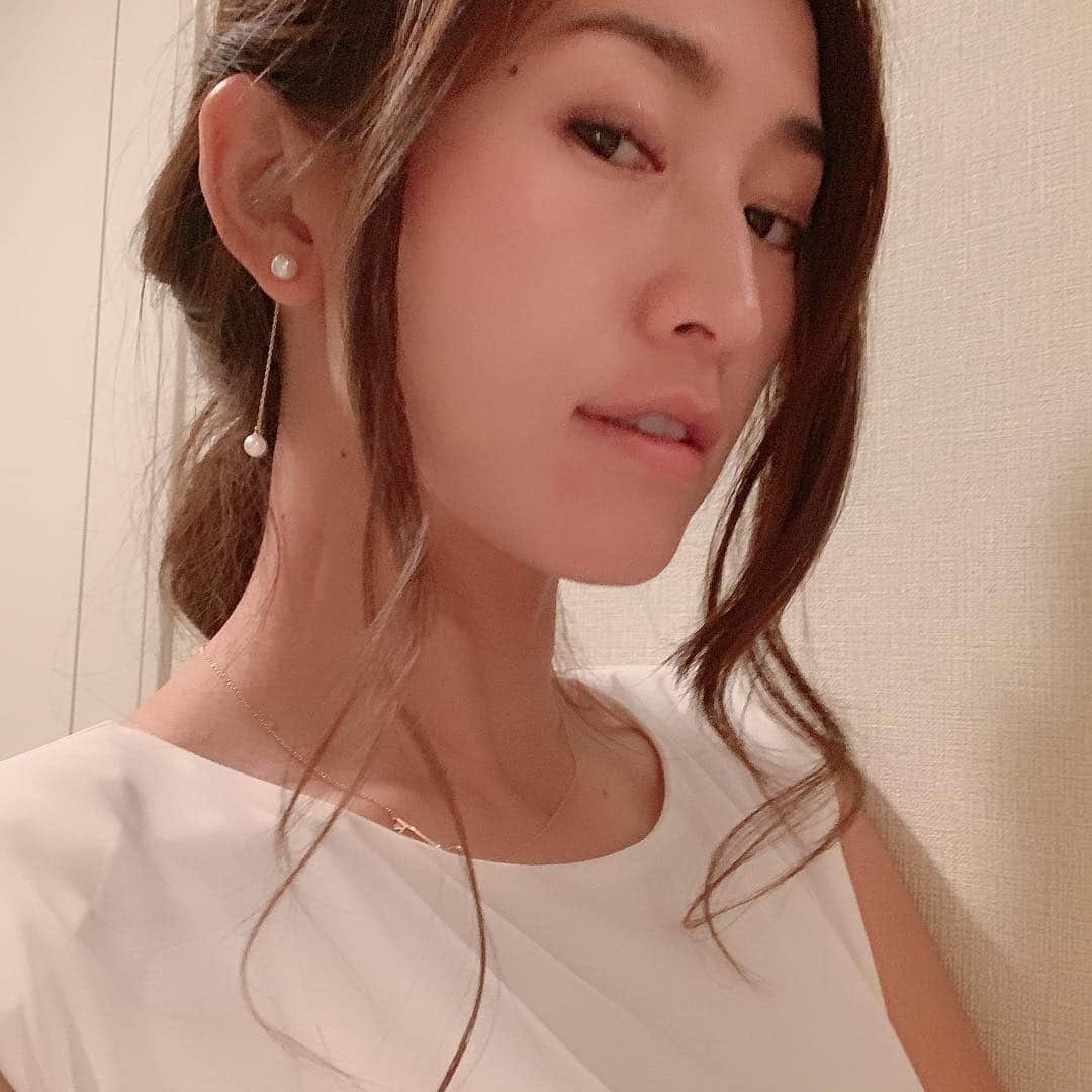 森下千里のインスタグラム：「久しぶりにワンピース👗など着てみました。 オシャレな🏅フレンチへ。 おススメと憧れで胸もお腹もいっぱい！ 写真を撮るなんて、 恥ずかしくてできない😂気分でした。  話しすぎて、3時間。 健康と美容についても勉強になったなぁ。 わたしも人間ドック行こう！！ . . #french #restaurant #たまにはフレンチ #滅多にない機会 #至福の時間 #パールピアス」