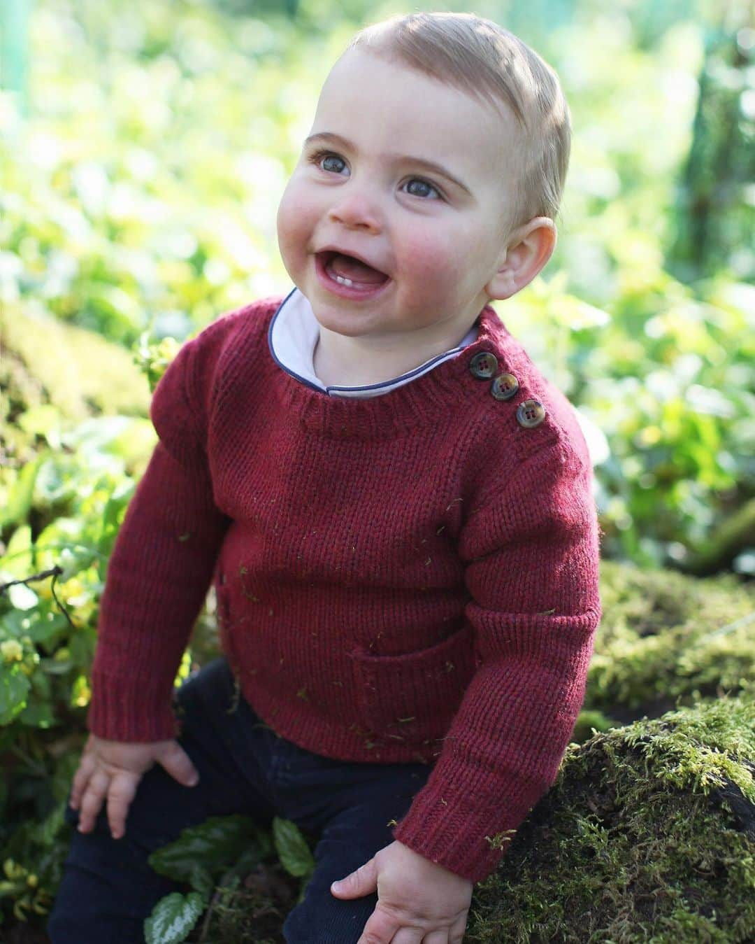 People Magazineさんのインスタグラム写真 - (People MagazineInstagram)「Royal cutie. 😍 1-year-old Prince Louis showed off his first two teeth in new birthday portraits taken by mom Kate! Tap our bio link to see how his big brother George and big sister Charlotte's first birthday photos compare. ❤️ |📷: PA Images/Sipa」4月23日 6時36分 - people