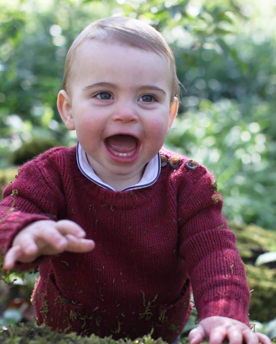 People Magazineさんのインスタグラム写真 - (People MagazineInstagram)「Royal cutie. 😍 1-year-old Prince Louis showed off his first two teeth in new birthday portraits taken by mom Kate! Tap our bio link to see how his big brother George and big sister Charlotte's first birthday photos compare. ❤️ |📷: PA Images/Sipa」4月23日 6時36分 - people