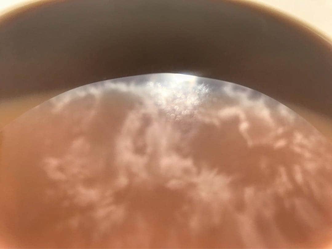 のインスタグラム：「Happy Earth day! I’ve got the sun, the moon and the stars reflected in my coffee cup today. ☀️ 🌚 ✨ 🌎 #EarthDay is everyday. ❤️」
