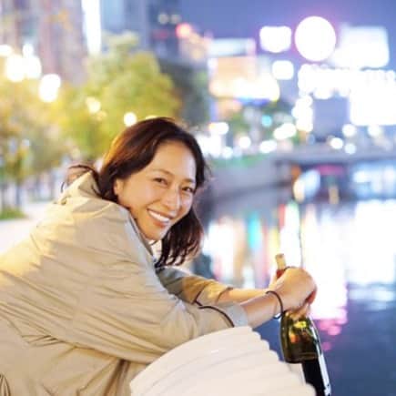 行方 久子 Hisako Namekataさんのインスタグラム写真 - (行方 久子 Hisako NamekataInstagram)「#hisakotravel  楽しい博多の夜。 一升瓶片手に川沿いで飲んでいたわけではなく、 持ち込んだワインを次のお店まで持っていくところだよ。 しばらくお酒を飲んでなかったからふらっふらになっちゃったけど、 無事にハシゴしまくりました。 @hachibeiboss さんにたくさん写真撮ってもらったから、記念にね。」4月23日 6時50分 - hisakonamekata