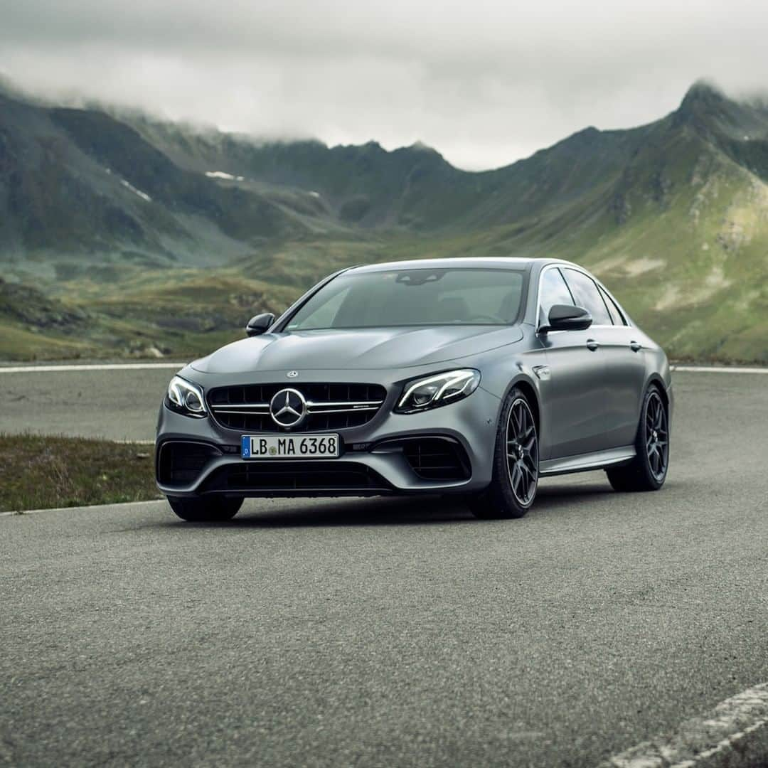 メルセデス・ベンツさんのインスタグラム写真 - (メルセデス・ベンツInstagram)「Enjoying some mountain passes with the Mercedes-AMG E63 4MATIC+. 🏔 📸: @lumafoto for #MBsocialcar ______________________________ Mercedes-AMG E 63 4MATIC+ | Kraftstoffverbrauch kombiniert: 10,8 l/100 km | CO2- Emissionen kombiniert: 245 g/km | mb4.me/RechtlicherHinweis] . #E63 #Mercedes #AMG #Lights #Car #Cartastic #InstaCar #mountain #limousine #Amazingcars」4月23日 6時55分 - mercedesbenz