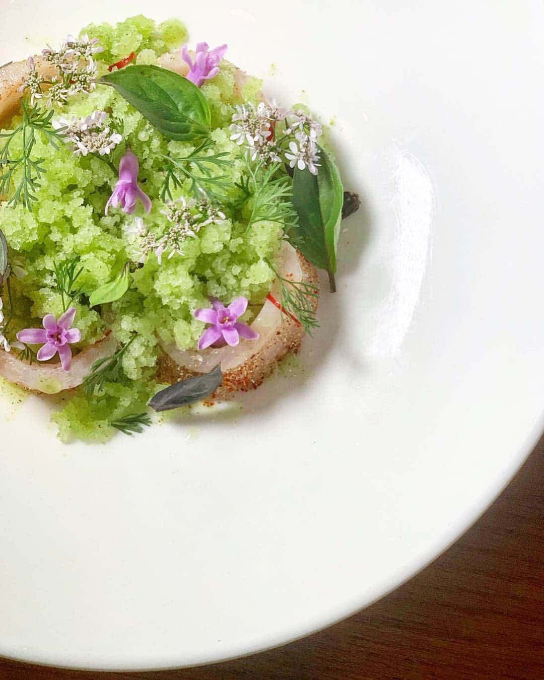 DOMINIQUE ANSEL BAKERYさんのインスタグラム写真 - (DOMINIQUE ANSEL BAKERYInstagram)「Hamachi Crudo with kaffir lime granita, Thai basil, and a subtle kick of espelette spice. A beautiful new addition to our dinner menu at @189bydominiqueansel.」4月23日 6時58分 - dominiqueansel