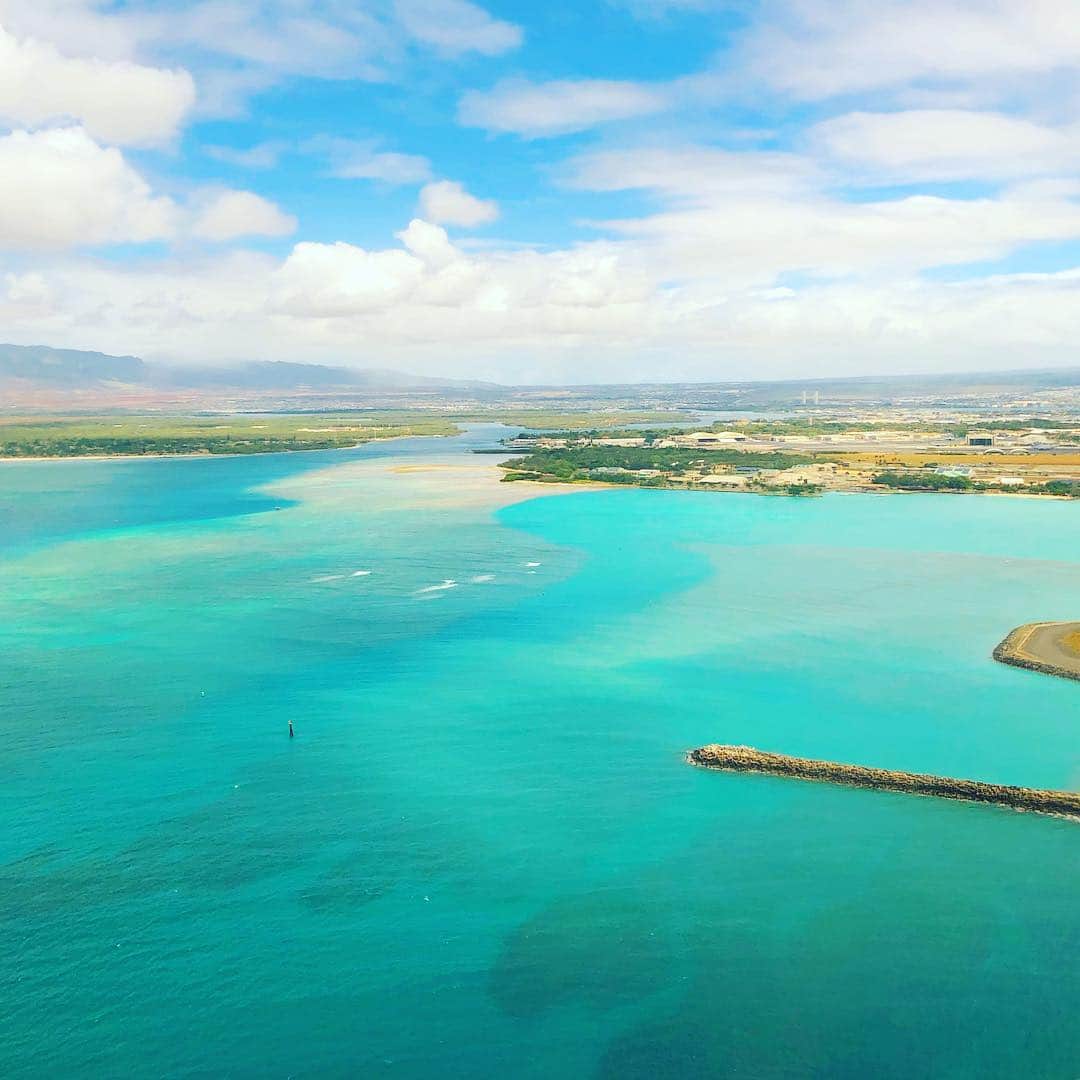 マキ・コニクソンさんのインスタグラム写真 - (マキ・コニクソンInstagram)「Aloha Oahu島！Home Sweet Home!! 徐々に陸に近づいてきてる写真を三枚アップしてみたよ！機内の窓から見えるこの景色が大好きなの！❤️ この美しい景色を生で見せたいっ。 今日もお互いヤル気スイッチを入れて張り切って行こうね！💪🏼 #ハワイのおすそ分け🤙🏼 #ただいまー！ #飛行機は絶対に窓側の席✈️」4月23日 6時59分 - makikonikson