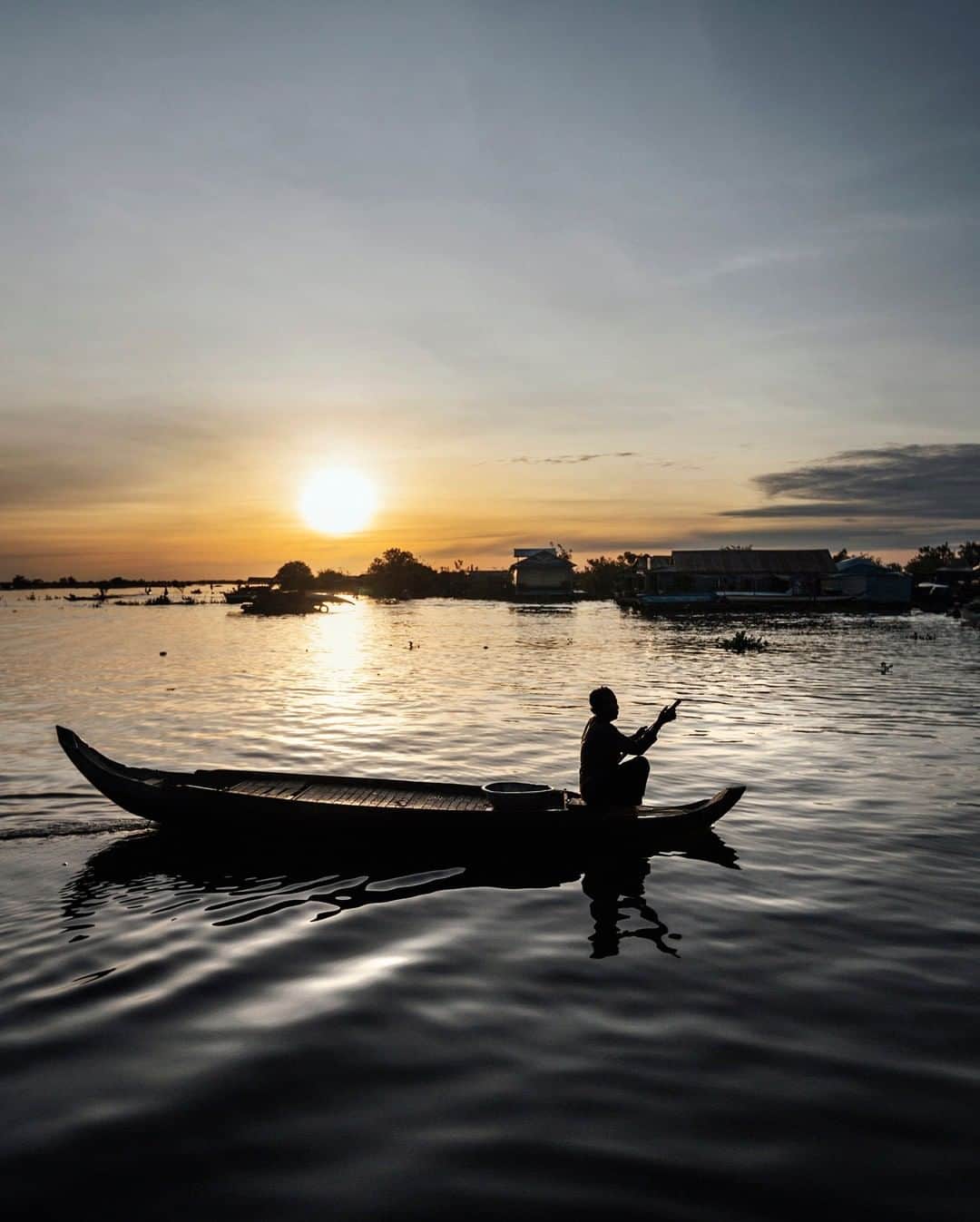 National Geographic Travelさんのインスタグラム写真 - (National Geographic TravelInstagram)「Photo by @andrea_frazzetta | Cambodia, Tonle Sap lake, the Floating village of Chhnok Trou. A men crossing the village by boat at dawn. The lake supports a massive freshwater ecosystem, which in turn supports the people who live around it in floating villages. Despite being built on the water, the floating villages operate similarly to villages on land. There are grocery stores, schools, barbers, temples. To see more photos from my travels, follow me @andrea_frazzetta #cambodia #floatingvillage #asia」4月23日 7時03分 - natgeotravel