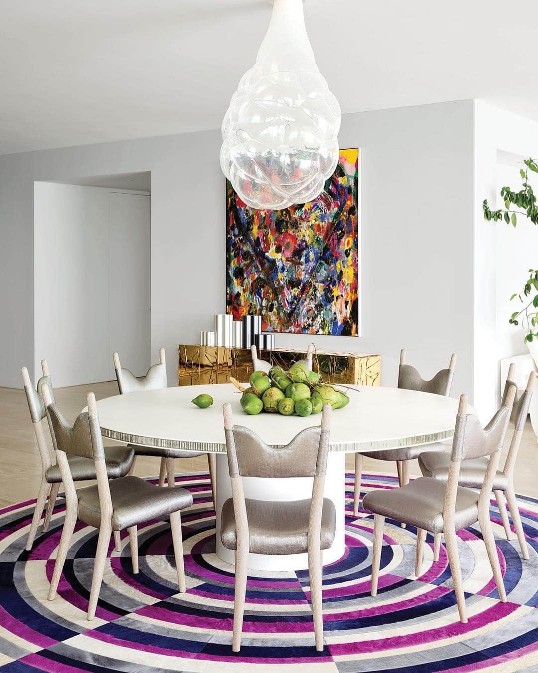 ELLE DECORさんのインスタグラム写真 - (ELLE DECORInstagram)「A shimmery dining table by Martin Szekely tops a circular hide rug, with fuchsia and navy stripes that reflect in a golden console by the Campana Brothers. In this Miami Surf Club penthouse, @delphinereedkrakoff conceived an eclectic, color-punched space that is impeccably polished, yet begs you to kick your feet up and relax. Click the link in bio for a full tour, as seen in our May 2019 issue. Photography by @thefacinator」4月23日 7時04分 - elledecor