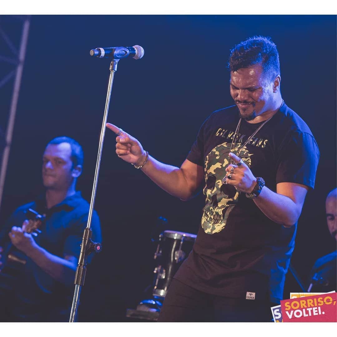 Sorriso Marotoのインスタグラム：「O fim de semana foi com a galera de São Paulo! 😀 Casas lotadas e um astral maravilhoso no Clube Juventus junto com o Professor @fariapericles e no Portuários em Santos com os irmãos do @grupopixote! 😀 E hoje tem mais: já já a gente agita a galera de Angra dos Reis na véspera de feriado no #errejota! @bcbrunocardoso @eusergiojr @crisjog @vinisorriso @frd.silva 📷 @ovitorbranco」