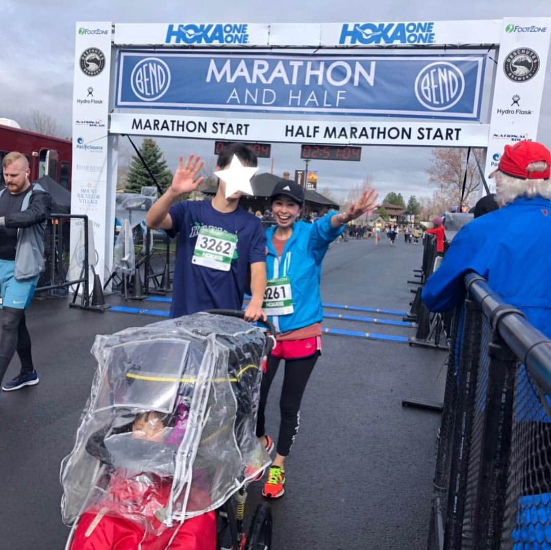 栗山麗美のインスタグラム：「家族でBend Marathon の10㎞に出場しました🏃‍♀️💨 娘もJogging Stroller＝ベビーカーで一緒に😁 気持ち良かった〜🙌✨ 健康意識の高いアメリカではすでに一般的になっている「ベビラン」「バギーラン」 我が家の近くでもパパ・ママがストローラーで走っている姿をよく見かけます👌  運動不足になりやすい産後のママのために、目が離せない赤ちゃんと一緒にランニングを楽しもうということでベビランが誕生✨  安全性に配慮されたジョギング専用のベビーカーなので赤ちゃんに振動が伝わらないように、大きなエアタイヤで地面からの衝撃を吸収するように設計されています。 また、前輪のタイヤを固定し車体の重量を重くすることで、転倒してしまわないように作られています♪  アップダウンが少しあった今大会でも途中から娘は爆睡しゴールする瞬間も寝ていました🤣（写真参照👉） まだ日本では馴染みがないように思いましたが、調べてみたら日本でもいくつか短距離だったらストローラーで参加できるマラソン大会があるようです💡  完走後はオレゴンで有名なDeschutes Brewery のビールが無料とあって気持ちよさそうに飲んでいる人🍺や、完走直後なのにブリトー🌯を余裕で食べている人などが居てアメリカらしさを感じました😆  アメリカに来て食べる量が明らかに増えたので、これからも日常的に走ることを定着させたい！🤣 ・ ・ I participated in the bend marathon event with my family. Of course, my daughter too😆 I was excited to see the wonderful scenery and was able to run comfortably.  #Bendmarathon #marathon #running #jogging #joggingstoroller #oregon #portland #ベンドマラソン #ベンド #10kmマラソン #アメリカ暮らし #ポートランド生活 #ポートランド #アメリカ育児 #アメリカ子育て#ベビラン #バギーラン #🇺🇸」