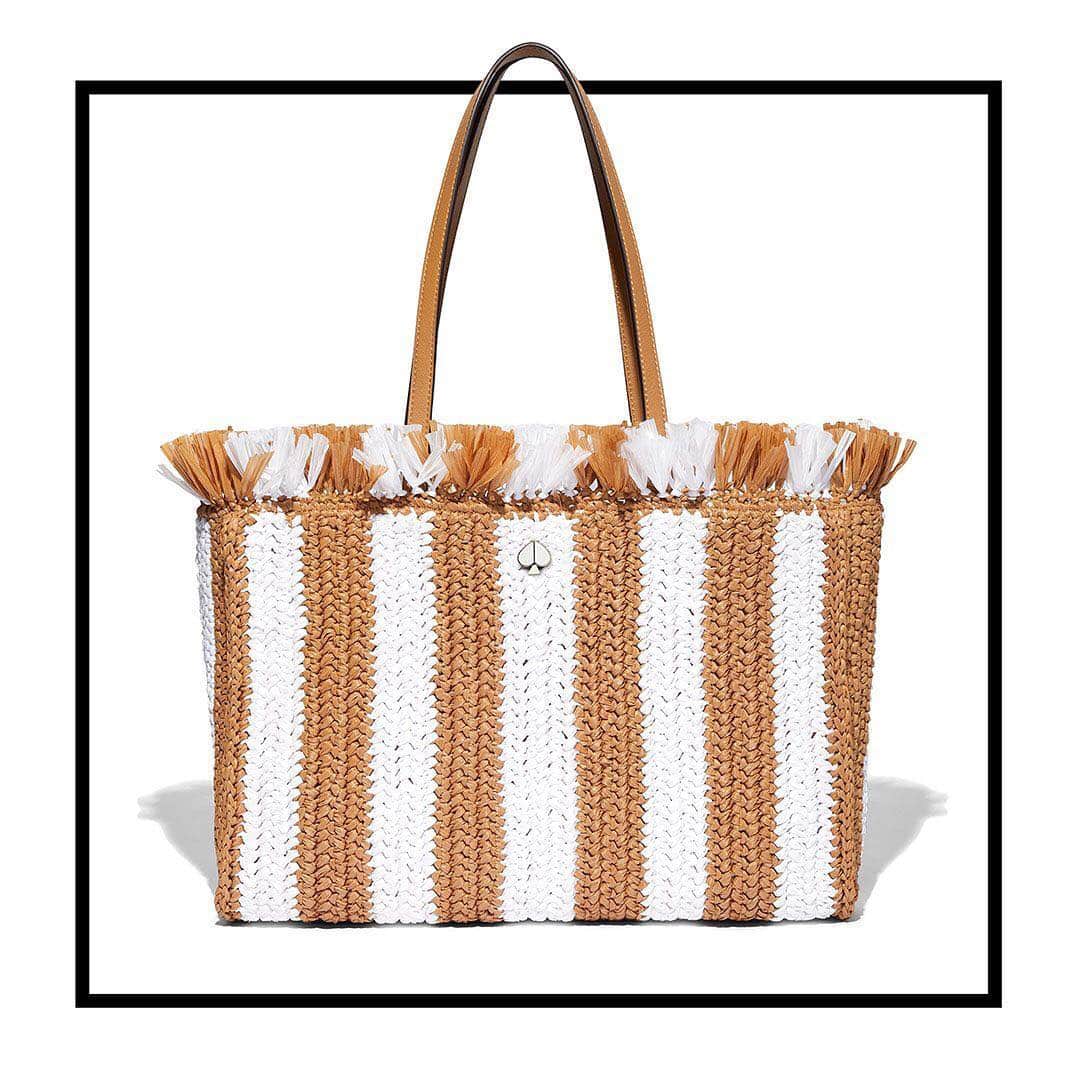 ShopBAZAARさんのインスタグラム写真 - (ShopBAZAARInstagram)「Staying true to the brand DNA, @katespadeny’s new Creative Director, Nicola Glass, infuses classic styles with playful touches. Embodying all the joyful spring moments that lead to even more lovely summer memories, this woven tote is the ultimate #SBZHero piece you need. #linkinbio」4月23日 7時23分 - shopbazaar