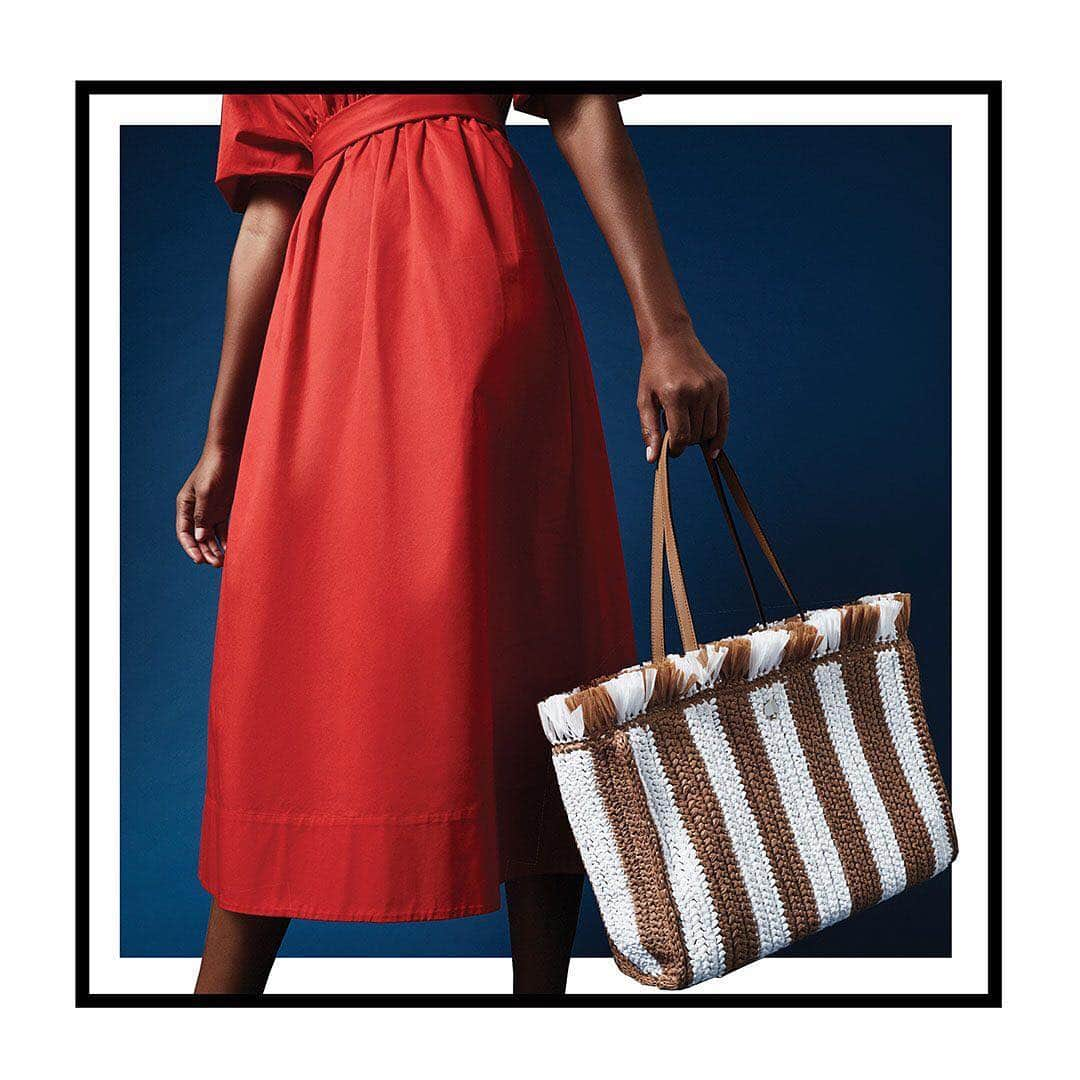 ShopBAZAARさんのインスタグラム写真 - (ShopBAZAARInstagram)「Staying true to the brand DNA, @katespadeny’s new Creative Director, Nicola Glass, infuses classic styles with playful touches. Embodying all the joyful spring moments that lead to even more lovely summer memories, this woven tote is the ultimate #SBZHero piece you need. #linkinbio」4月23日 7時23分 - shopbazaar