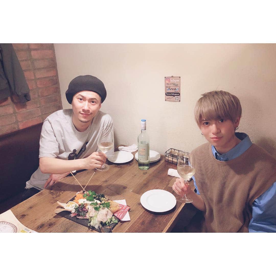 岡田鷹斗のインスタグラム：「4.22 @kazuhirohasegawa00 さんの お店 @azzurro520kashiwa さんで お食事させていただきました！ 僕自身ヘーゼルさんと1度は必ず乾杯したいって気持ちがあって、6年前くらいからネバギブを知っていてもらえて、僕らネバギブをめちゃくちゃ応援してもらってて、 かなりお忙しい中でも、スケジュールを空けていただいて、お店の店内やメニューもめちゃくちゃお洒落でワインも飲みやすいワインや、色んな味のワインが楽しめます🍷 ご飯は僕の中で最高のイタリアンでした🍴 皆さんにも是非行っていただきたいです☆ @kazuhirohasegawa00 さん 本当にありがとうございました😊 めちゃくちゃ素敵な時間を過ごす事が出来たり、プライベートなお話も聞けたり、 幸せでした😭 また、何から何までご馳走さまでした♪  #azzurro520  #柏店 #イタリアン #ワイン #赤城牛 #チーズ #ポテト #サラダ #ヘーゼル先輩 #岡田鷹斗」