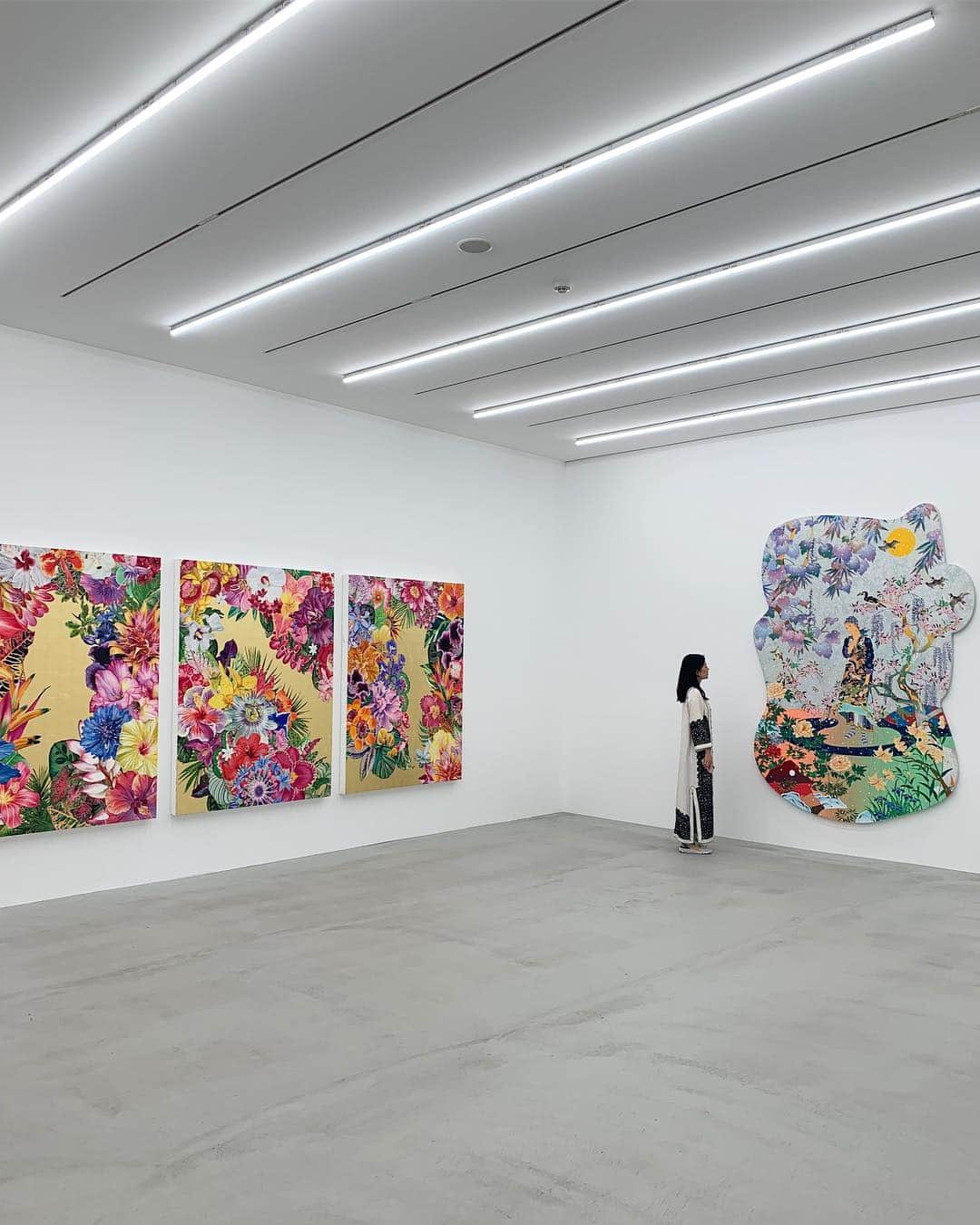 松山智一のインスタグラム：「Group exhibition “ Fixed Contained” officially opened last weekend @kotaro_nukaga Gallery, come visit if you re near in Tokyo. It’s up til June 29th, Participating artists @alfredstudio @carlosrolon @fireleibaez @inkaessenhigh @nirhod @tonymatelli @tomokazumatsuyama I’m utterly honored to have curated this exhibition 🙏🙏🙏 アメリカ最先端で最前線を走る現代美術作家を7名集めました。アート好きなら見なきゃ損するよ。6月末までやってます。」