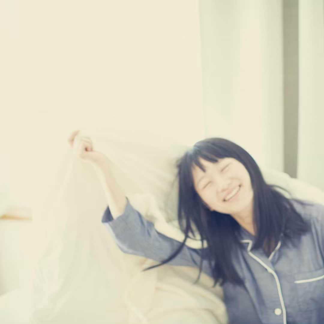 辻千恵さんのインスタグラム写真 - (辻千恵Instagram)「おはようございます。 気持ちいい朝ですね。 特集ページで 起きてから寝るまでを。 というか、すべてを。 すべてを残したかったです。 心まで。 とりあえず、おうち編のせよー 📷 @daisakuito」4月23日 7時42分 - chie100009