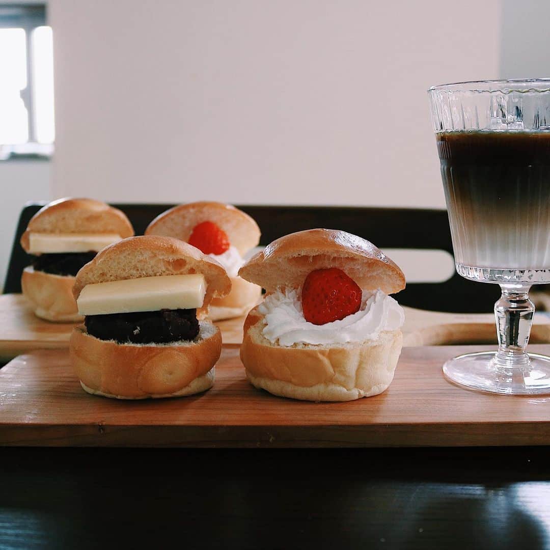 ゆかり/yukariのインスタグラム：「朝ごはん。 あんバターとクリームいちごのロールパンサンド。と、カフェオレ。 カフェオレがちゃんと2層になった。 長女が大きくなりすぎて、洗濯したての服を仕分ける時に見分けがつかない。 * * * #おうちごはん #うちごはん #あさごはん #朝ごはん #朝食 #料理 #手料理 #食卓 #自炊 #家庭料理 #料理好きな人と繋がりたい #暮らし #テーブルコーディネート #おうちごはんLover #food #japanesefood #foodpic #料理記録 #サンドイッチ #今日の朝ごはん #ていねいな暮らし #おうちカフェ」
