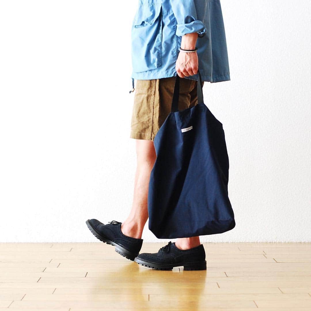 wonder_mountain_irieさんのインスタグラム写真 - (wonder_mountain_irieInstagram)「_ Engineered Garments / エンジニアードガーメンツ "CARRY ALL TOTE -Acrylic Coated Nylon Taffeta-" ¥10,800- _ 〈online store / @digital_mountain〉 http://www.digital-mountain.net/shopdetail/000000009204/ _ 【オンラインストア#DigitalMountain へのご注文】 *24時間受付 *15時までのご注文で即日発送 *1万円以上ご購入で送料無料 tel：084-973-8204 _ We can send your order overseas. Accepted payment method is by PayPal or credit card only. (AMEX is not accepted)  Ordering procedure details can be found here. >>http://www.digital-mountain.net/html/page56.html _ 本店：#WonderMountain  blog>> http://wm.digital-mountain.info/ _ #NEPENTHES #EngineeredGarments #ネペンテス #エンジニアードガーメンツ jacket→  #engineerdgarments ￥63,720- shorts→ #engineerdgarments ￥28,080- _ 〒720-0044  広島県福山市笠岡町4-18 JR 「#福山駅」より徒歩10分 (12:00 - 19:00 水曜定休) #ワンダーマウンテン #japan #hiroshima #福山 #福山市 #尾道 #倉敷 #鞆の浦 近く _ 系列店：@hacbywondermountain _」4月23日 18時45分 - wonder_mountain_