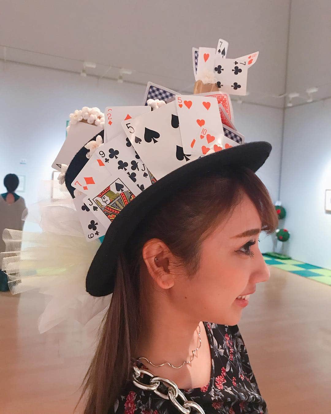 YUMIKAさんのインスタグラム写真 - (YUMIKAInstagram)「ひーこちゃんと不思議の国のアリス展に 訪れました٩(๑❛ᴗ❛๑)۶💓 色んな仕掛けや美術品が展示されてて 可愛い世界観に触れて楽し過ぎた😆🍓🌸 お花いっぱいの帽子は重過ぎて 重心取るのに必死だった🤣 #不思議の国のアリス展 #不思議の国のアリス #神戸 #kobe #cjd_yumika」4月23日 18時44分 - yumika_black
