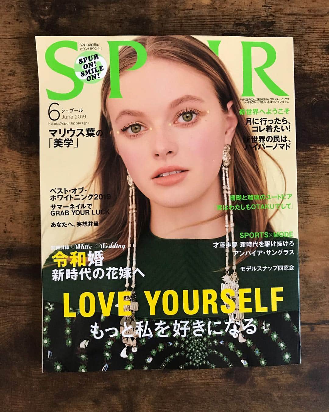 やまもとりえのインスタグラム：「今月のSPURにも漫画描いてるですよ。 毎回表紙にハッとさせられますが、なんなんですかね、センスの塊ですね。あと「令和婚」気になる。」