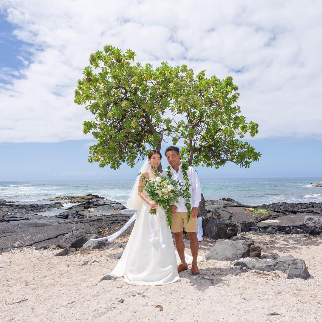 RealWeddingsさんのインスタグラム写真 - (RealWeddingsInstagram)「ハワイ島の大自然に囲まれたビーチウェディング🏝 #hawaii #wedding #instaweddings #instagenichawaii #instaphoto #bigisland #bigislandwedding #hawaiiwedding #realweddings_hawaii #ハワイ #ハワイ島 #ハワイ島挙式 #ハワイ島ウェディング #ハワイウェディング #ハワイ挙式 #ハワイ結婚式 #挙式 #結婚式 #結婚式準備 #リゾ婚 #卒花嫁 #プレ花嫁 #全国のプレ花嫁さんと繋がりたい #日本中の花嫁さんと繋がりたい #2019夏婚 #2019秋婚 #2019冬婚 #2020春婚」4月23日 17時18分 - realweddings_hawaii