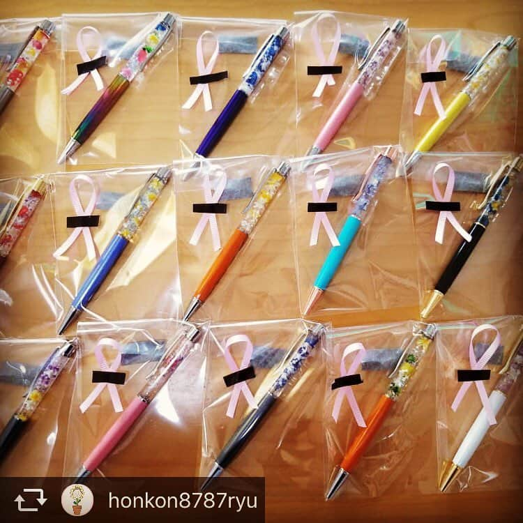 ほんこんさんのインスタグラム写真 - (ほんこんInstagram)「honkon8787ryu #ほんこんの花屋さんbloom#ほんこん#芸人#花屋#Flower#ハーバリウム#ボールペン#プリザード  こんにちは。 ほんこんの花屋さんbloom 花のお兄さんです。  最近すごく温くなってきてますね☀️ 湿度も高くなってきてます。 お身体にはお気をおつけください。  ハーバリウムボールペン１本1,300円 詳細はお電話、gmail、メッセージにて受け付けております。 お花の事全てお任せください。 ご連絡ください！ お待ちしております。  年中無休 電話受け付け10時～17時までとなっております。 よろしくお願いします。  ほんこんの花屋さんbloom  mail honkon878@gmail.com TEL 080-7975-4314」4月23日 17時17分 - hongkong2015_4_9