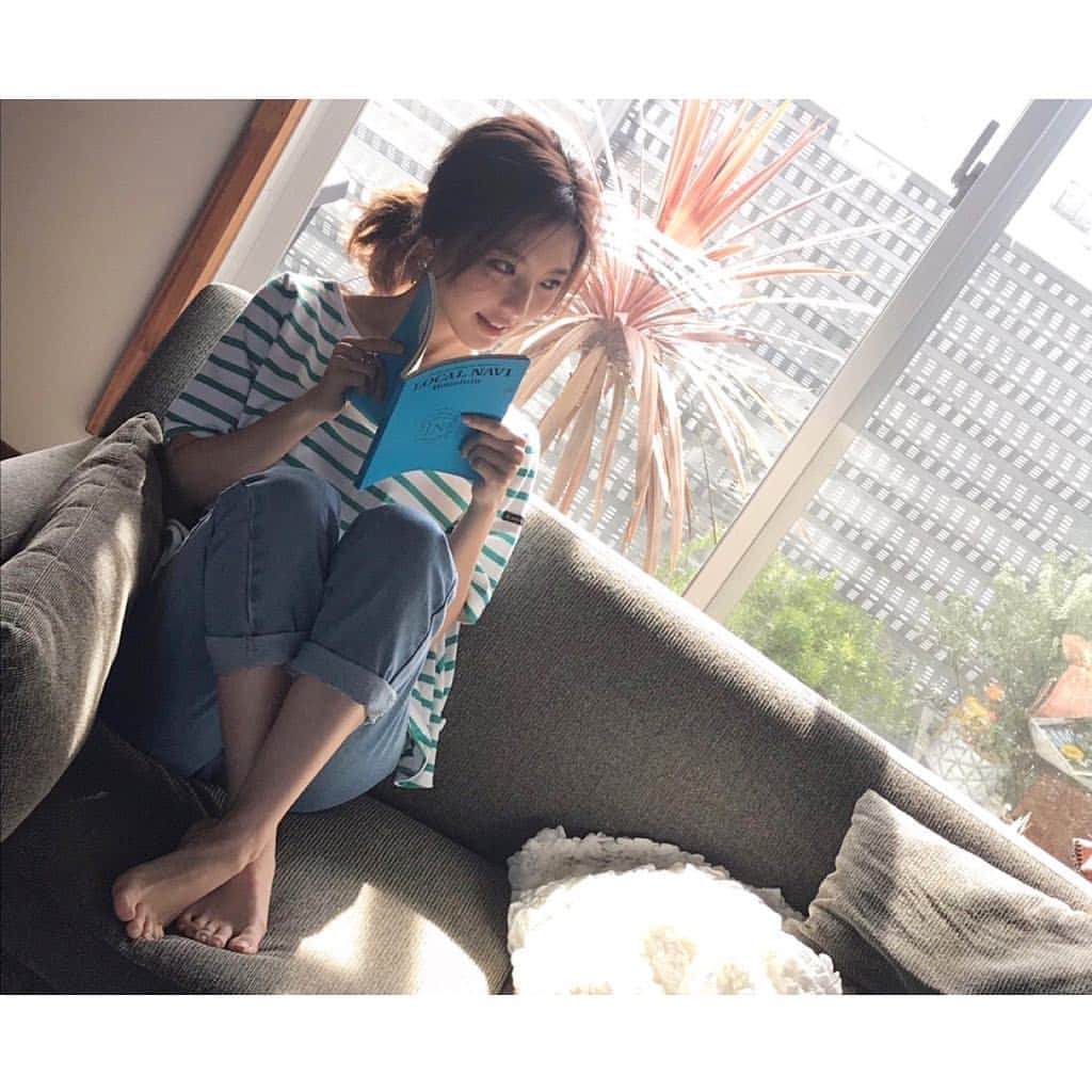 真野恵里菜さんのインスタグラム写真 - (真野恵里菜Instagram)「JJ 6月号 発売中！ . . 今月は 週末トラベラーの ユニクロ１ヶ月着まわしコーデ👗 コンタクトレンズ「ボシュロム」👀 連鎖しているコラム✍️ こちらのページに載っています！ . . なんと着まわしコーデは 8ページも😳😭✨ 撮影は大変だったけど 着まわしページは憧れでもあったから すごく楽しくて嬉しかった☺️ . . ボシュロムさんとのページでは 30歳の自分へのお手紙を...✉️ . . コラムは28歳を迎えて 「大人」ってなんだろうと改めて考えたこと そして過去の自分と今の自分を 見つめなおしてみました。 見てもらえたら嬉しいです😌」4月23日 17時13分 - erinamano_official