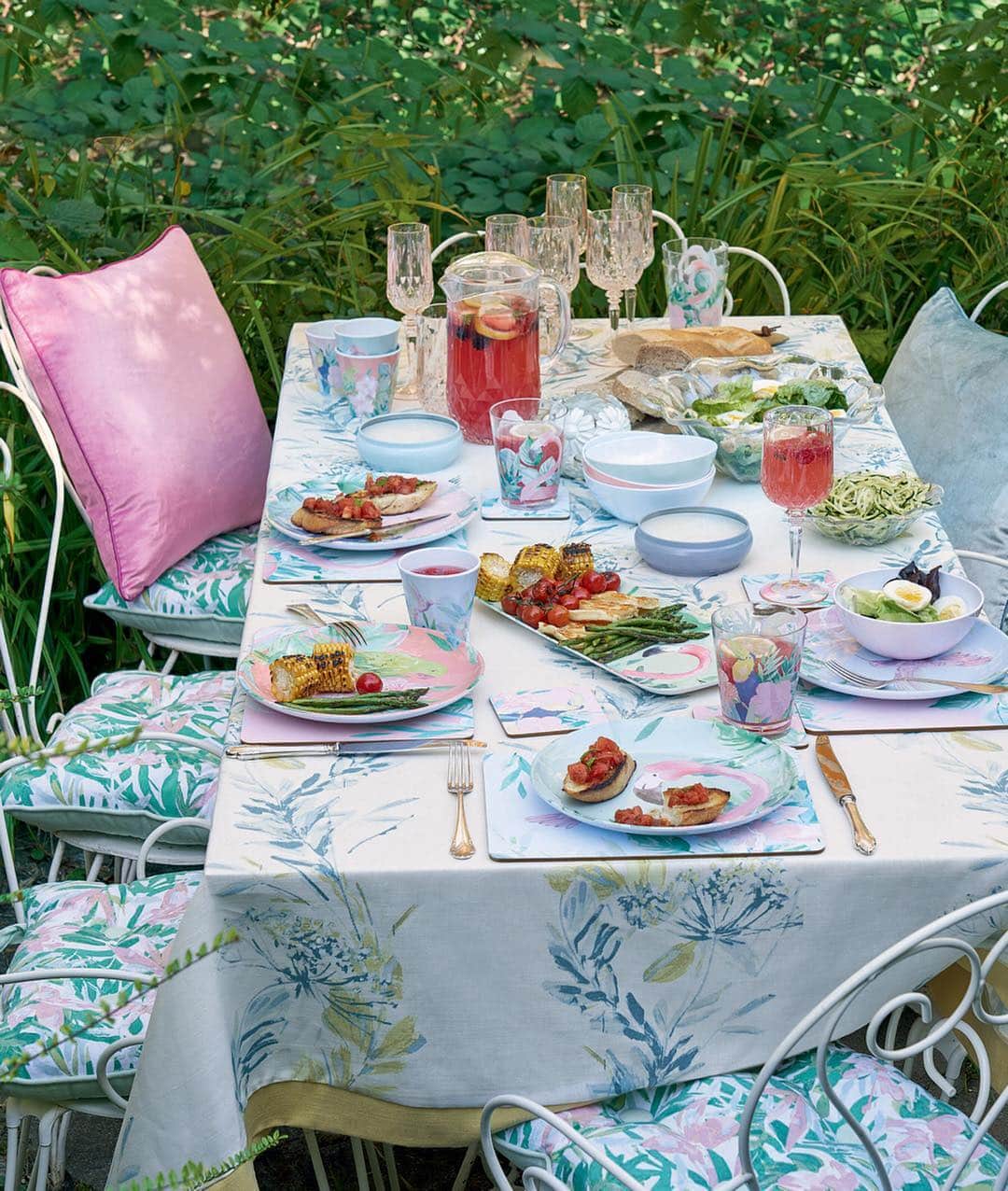 ローラアシュレイのインスタグラム：「Prepare to Picnic! It's #NationalPicnicDay and with forecasts set to be sunny we can't think of a better excuse to dine al fresco 🌿☀️」