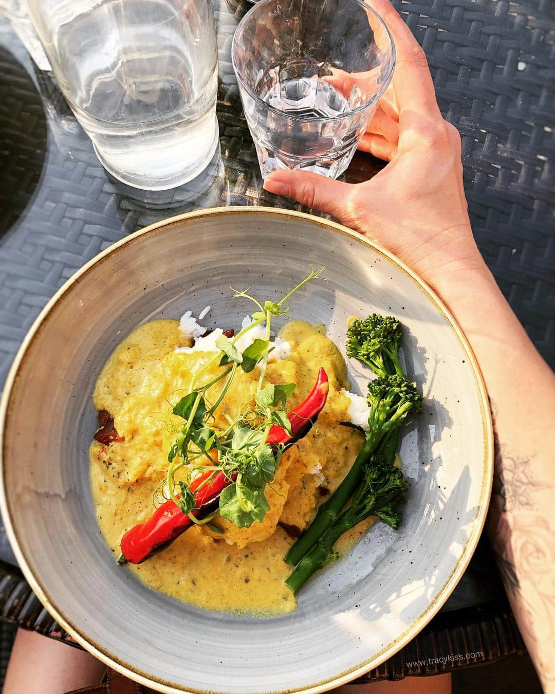 トレーシー・キスさんのインスタグラム写真 - (トレーシー・キスInstagram)「Stopped off for a delicious vegan spiced coconut curry with miso sesame aubergine, tenderstem broccoli, a scorched red chilli and sticky jasmine rice whilst sailing the river Thames in the sunshine. Good food, good weather and good company - what more could you wish for! ------------------------ #perfect #vegancurry #riverthames #georgeanddragon #tracykiss #girlswithmuscles #bodygoals #femaleempowerment #muscles #booty #tattoo #healthy #bodytransformation #inspiration #wcw #motivation #ootd #fashion #weightloss #fitness #weightlossjourney #girlpower #thick #ootn #lotd #veganism #girl #gym #bodybuilding #vegan」4月23日 17時20分 - tracykissdotcom