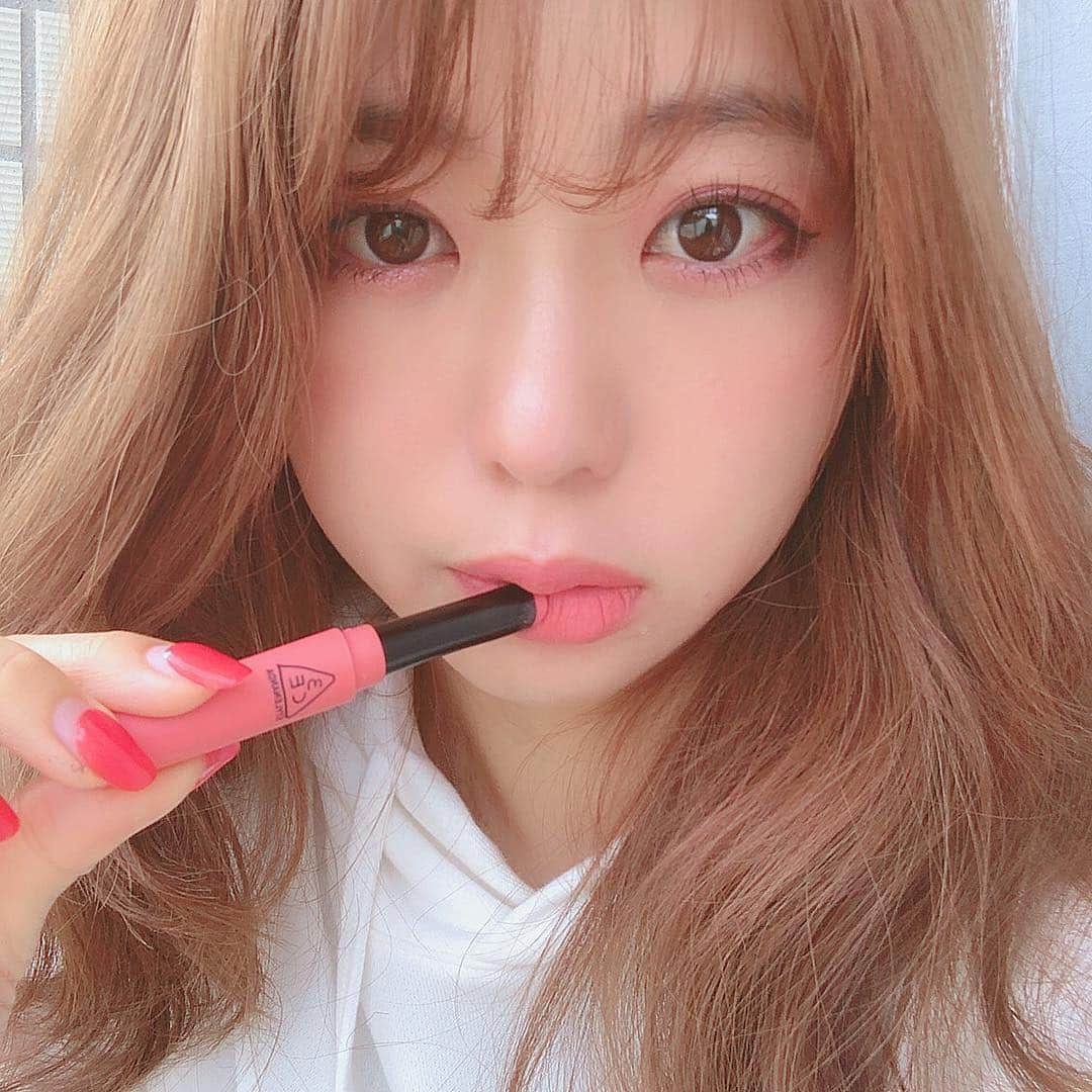 悠衣さんのインスタグラム写真 - (悠衣Instagram)「最近お気にりの3CE 💄 3CE MOOD FOR BLOSSOM の 🌸MULTI EYE COLOR PALETTR 🌸FACEBLUSH 🌸SLIM VELVET LIP CORLORでメイクしたよ♡  特にお気にりなのはLIP💄 お気に入りのカラーは 【peachplay】✨ かわいいピンクオレンジでかなりオススメ🍑  #3ce #3cemoodforblossom #stylenanda #スタイルナンダ#韓 国コスメ#cosmetics#コスメ#リップ#チーク#アイシャドウ #アイシャドウパレット @stylenanda_japan @3ce_official」4月23日 17時28分 - yu1_1987