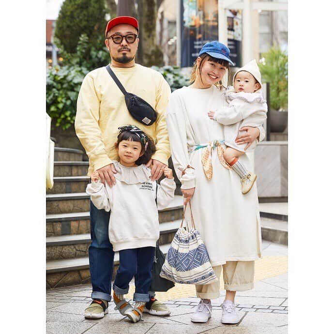 ハグマグ編集部さんのインスタグラム写真 - (ハグマグ編集部Instagram)「【HugMug SNAP】📙最新号「MAMA&KIDSみんなのリアルファッション」特集、発売中👨‍👩‍👧‍👦✨. . ホワイトのママ子に淡いイエローのパパが程よいニュアンスをオン。パパママのキャップで色を挿してポイントに。 . 佐藤みなみさん＆浩さん、はなちゃん・5歳、うかちゃん・1歳 . ［mama］ Onepiece：gu Pants：#merlot Cap：#herfee Earring：machete Scurf：古着 Bag：#charrita Sneaker：#vans . ［papa］ Sweatshirt：#thenorthface Denim pants：#thenorthface Cap：poler Bag：#gregory Sneaker：#nike . ［hana］ Sweatshirt：#tao Tops：#menina Pants：gap Scurf：hm Bag：numero74 Socks：#tinycottons Sneaker：#cienta . ［uka］ Sweatshirt：#menina Tops：#bootakids Bonnet：#liilukid Socks：#tinycottons Shoes：zoom . 詳しいコーディネートは、プロフィールから「mercidays by HugMug」をCHECK！ . #親子スナップ #snap #hugmug #ハグマグ#ママ雑誌 #mamacofashionsnap #ママファッション #ママコーデ #ママコーディネート #親子コーデ#リンクコーデ#大人カジュアル #今日のコーデ #kidsfashion #キッズコーデ #スウェットコーデ」4月23日 17時29分 - hugmug_insta