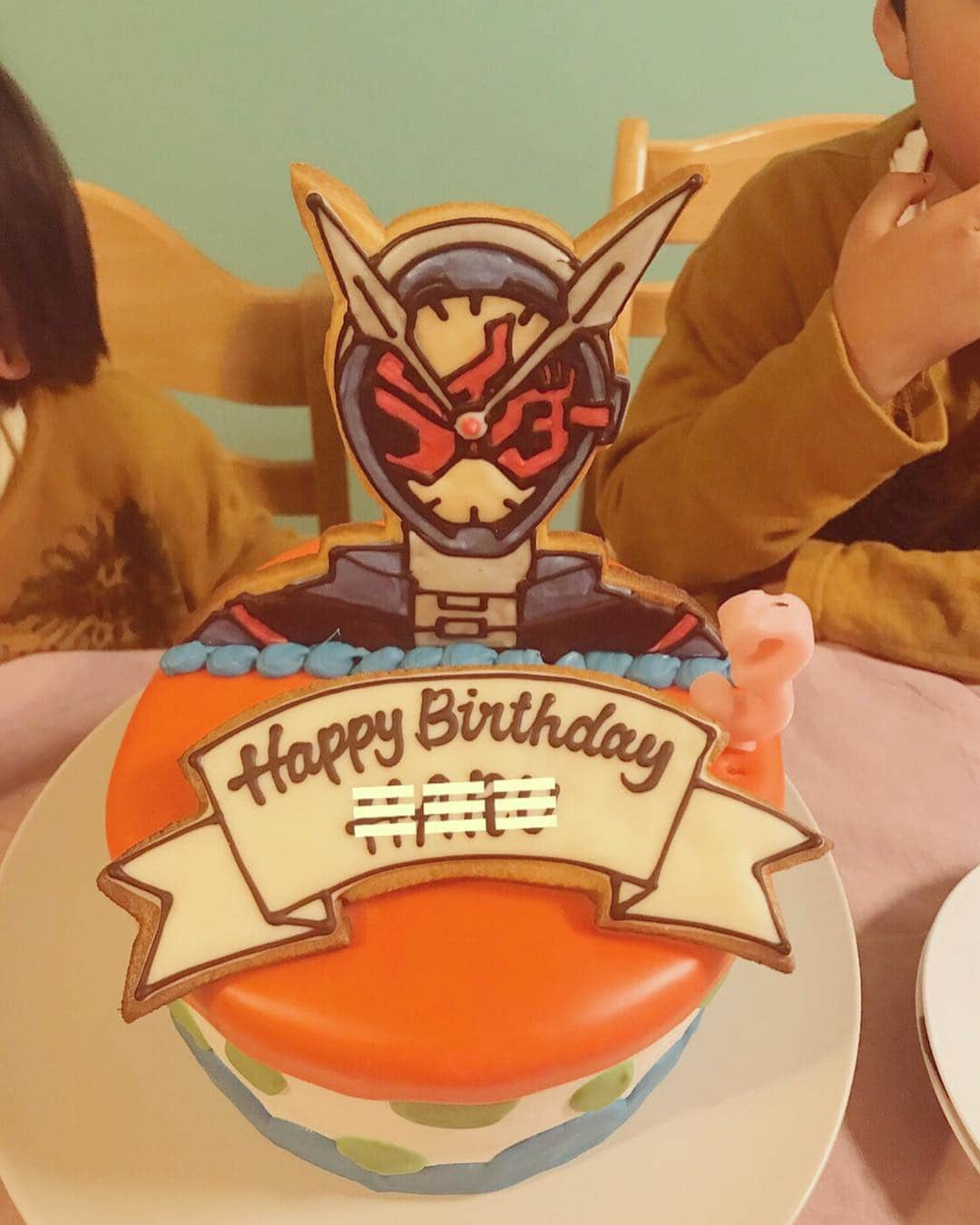 むらたさきさんのインスタグラム写真 - (むらたさきInstagram)「🎂✨ ． 先日の次男の誕生日に、 たくさんのお祝いメッセージをありがとうございました🙏😊♡ ． ． 「はーちゃん何歳になった？」と尋ねると、 押さえる指を目で確認しながら ✌️を3本に変えたポーズをドヤッ！と見せてくれて、 ． そのぎこちない指の動きも、 ついつい口では「2しゃい！」と言っちゃうところも、 まーかわいい🙏😂😍💕 #親バカ万歳 ！笑 ． ． ． リクエストのケーキは、 友だちに色んなお店を教えてもらって “仮面ライダージオウのクッキーが乗った” の、 クッキーを叶えられる @atelier_ultrajam さんにお願いしました♡ ． カラフルで可愛いだけでなく、 クッキーもケーキもめちゃくちゃおいしかった〜 🤤👍✨ (斜めからも、うしろ姿も1周丸ごと可愛い😍♡) うしろ姿は  #sunnybrothers_movies に🎥♡ ． ． 「こんなに可愛くて食べるのもったいないよねぇ〜☺️」 なんて大人が話しとる横で 子どもたちは何の躊躇いもなく、 クッキーを半分に割って食べとった…😂🍪笑 ． ． ． ． 来月は兄の誕生日もあるのでまたお願いしたいなぁ 😍🎂✨ ． ↑ ここ数ヶ月兄が話す “ふしぎ” は、 「自分の方が先に生まれたのに、弟の方が誕生日が来るのが早いのは何で🤔？」 ． 4月生まれの次男の方が 先に誕生日が来るのが羨ましいらしい😂笑 ． “あと何日寝たら自分の誕生日？” と 次なるカウントダウンがはじまりました🏁🤣🏃‍♂️ ． ． #5月23日生まれ なので、 今日からちょうど1ヶ月後🎂☺️✨ ． 5歳最後の1ヶ月やねぇ〜😊😋😯😭♡ ． ． ． ． ． ． GW進行という超超超前倒しな〆切や仕事が重なって 普段にも増して余裕がなく…✍️😭 お返事も出来ていないまま次のpostをすみません🙏😭😭 ． いつも気にかけてくださってありがとうございます 💌😊😍😭♡ ． ． ． ． ． ． ．  #3歳 #おめでとう #4月16日生まれ  #仮面ライダージオウ  #happybirthday 🎉😘」4月23日 17時30分 - muratasaki