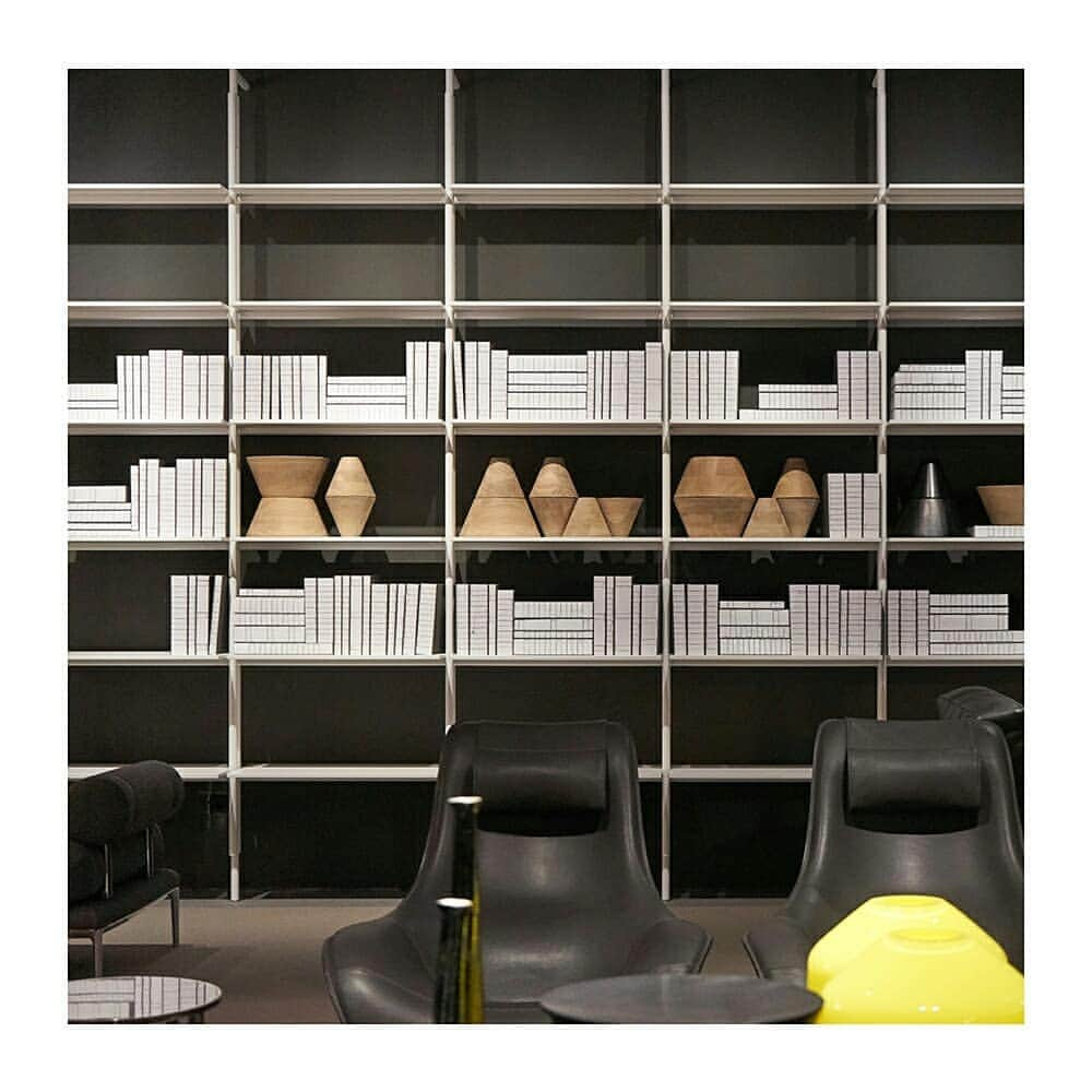 B&B Italiaさんのインスタグラム写真 - (B&B ItaliaInstagram)「Welcome back, Jack! The bookcase system designed by Michael Anastassiades now has new storage elements and comes with a new rod that affixes to the wall. Displayed here at Salone del Mobile: have a look at the gallery! . #SaloneDelMobile #SaloneDelMobile2019 #MichaelAnastassiades #bebitalia #furnituredesign」4月23日 17時33分 - bebitalia