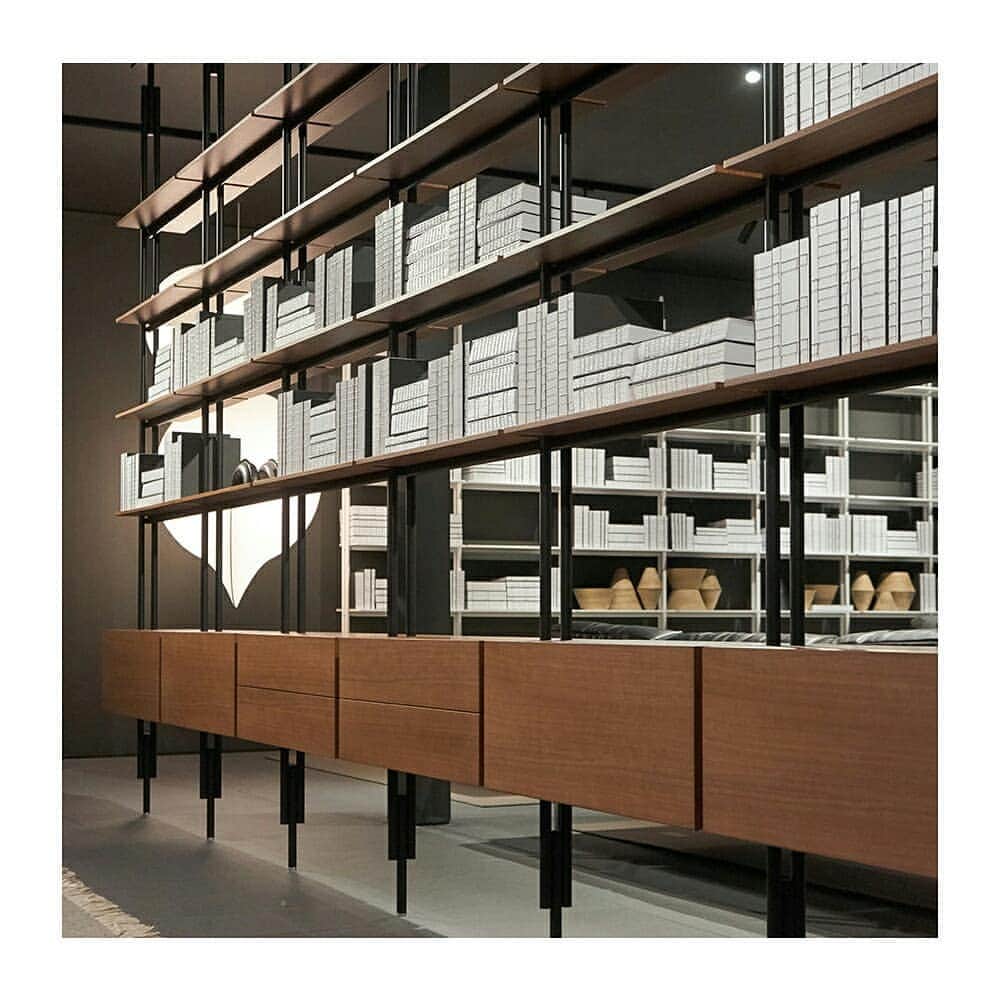 B&B Italiaさんのインスタグラム写真 - (B&B ItaliaInstagram)「Welcome back, Jack! The bookcase system designed by Michael Anastassiades now has new storage elements and comes with a new rod that affixes to the wall. Displayed here at Salone del Mobile: have a look at the gallery! . #SaloneDelMobile #SaloneDelMobile2019 #MichaelAnastassiades #bebitalia #furnituredesign」4月23日 17時33分 - bebitalia
