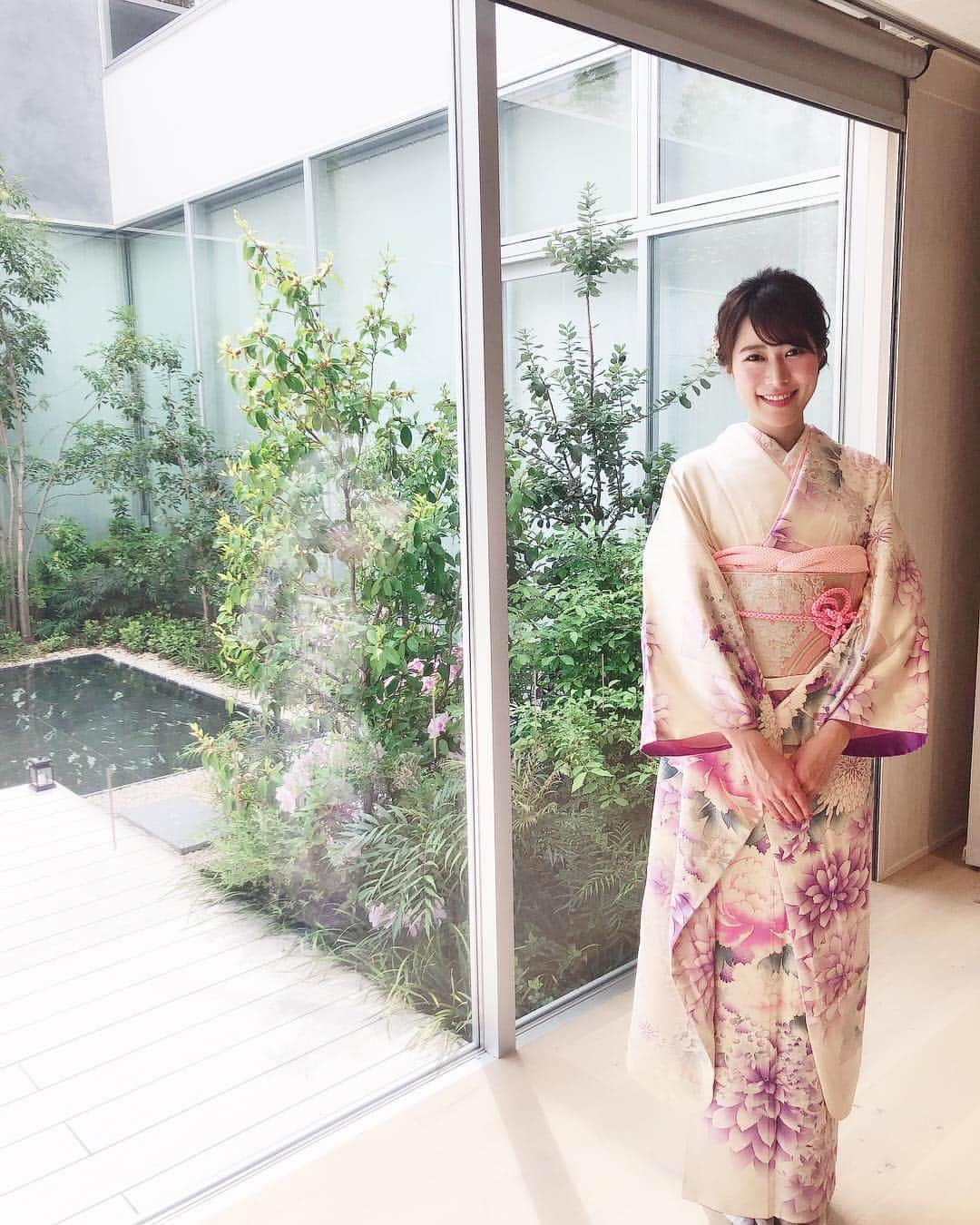 高木由麻奈さんのインスタグラム写真 - (高木由麻奈Instagram)「先日、お姉ちゃんの結婚式で振袖を着ました☺️ 幼稚園から小学生までの間、一人で寝られない私の隣で絵本を読んでくれて寝かしつけてくれていたお姉ちゃんです。 お陰様で今では一人で寝られています😂  一緒に沢山遊んでくれたお姉ちゃんが遂に、、、結婚。 おめでとうううう💕💍 今では親友のようです。 何でも話せて真夜中に電話をして、相談に乗ってもらったり支えて貰っています。  これからもお幸せに✨ #振袖 #結婚式 #marriage」4月23日 17時38分 - yumana.t