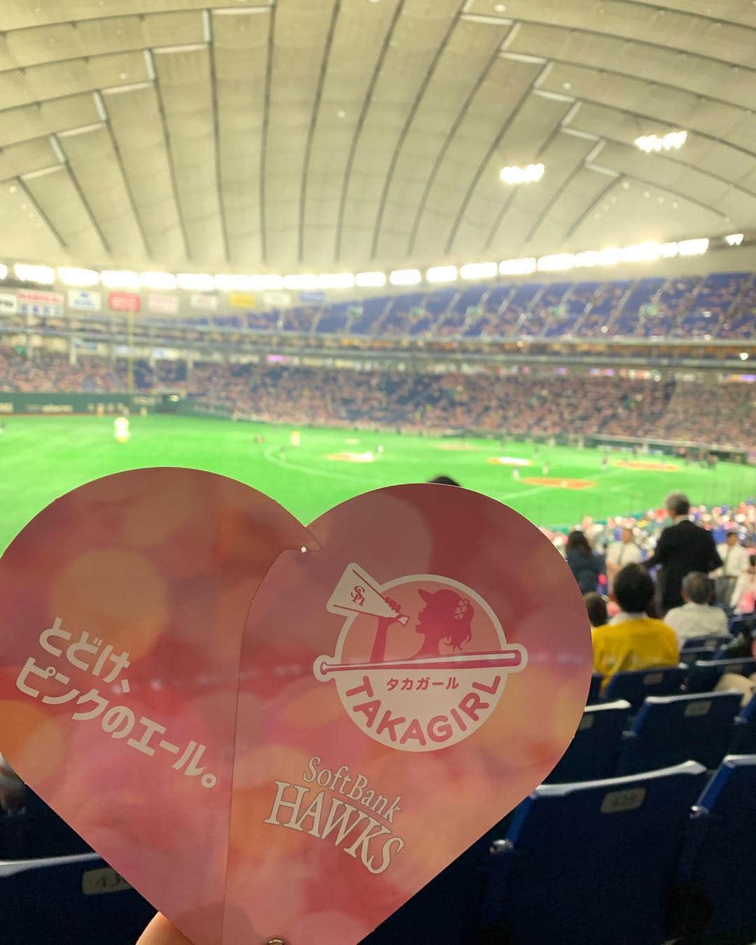 前田美順さんのインスタグラム写真 - (前田美順Instagram)「4/22 タカガールデーin東京 ソフトバンクvsオリックスの試合を観戦してきました(^^) 特に好きな球団があるわけではないのですが、ソフトバンク寄りの応援になっちゃいましたー。 九州人ですしね。 タカガールデーということで、女性限定でユニフォームレプリカもらっちゃいました💛ピンクがかわゆです。 #ソフトバンクホークス #オリックスバファローズ #野球観戦 #スポーツ観戦 #東京ドーム  #タカガール #タカガールデー ・ ・ #甲斐キャノン #内川聖一 #ホームラン」4月23日 17時41分 - miyukimaeda_badminton