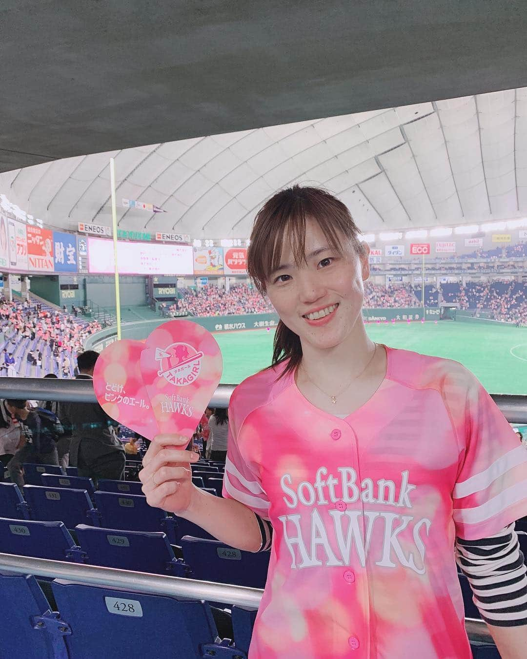 前田美順さんのインスタグラム写真 - (前田美順Instagram)「4/22 タカガールデーin東京 ソフトバンクvsオリックスの試合を観戦してきました(^^) 特に好きな球団があるわけではないのですが、ソフトバンク寄りの応援になっちゃいましたー。 九州人ですしね。 タカガールデーということで、女性限定でユニフォームレプリカもらっちゃいました💛ピンクがかわゆです。 #ソフトバンクホークス #オリックスバファローズ #野球観戦 #スポーツ観戦 #東京ドーム  #タカガール #タカガールデー ・ ・ #甲斐キャノン #内川聖一 #ホームラン」4月23日 17時41分 - miyukimaeda_badminton