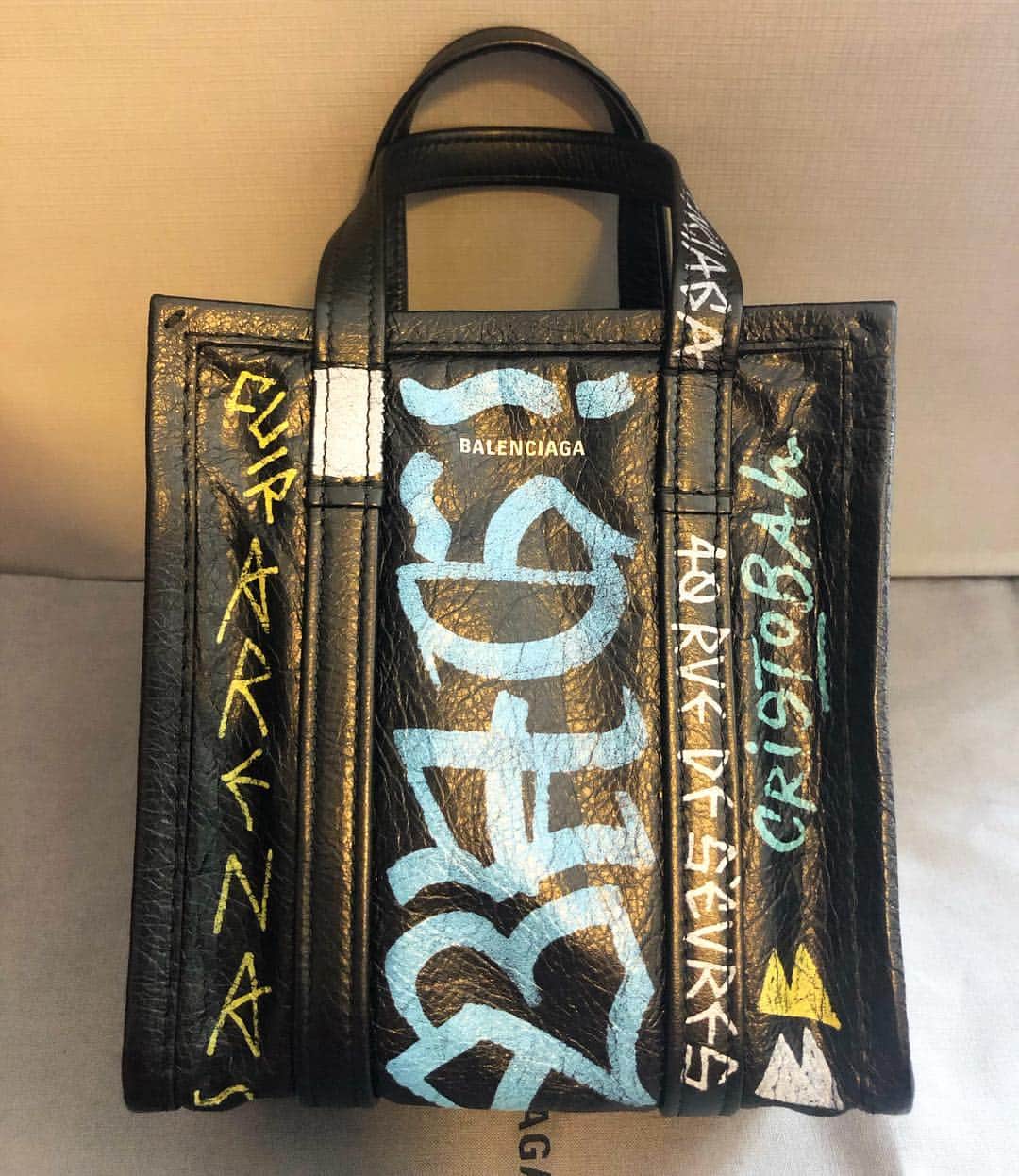 DJ JUICYのインスタグラム：「バックもお散歩しやすい🚶‍♀️ 軽くてコンパクトなタイプにしました💙 斜めがけしても肩こらない重さ✌️✨ #ジューシー散歩 #juicy#fashion#bag#balenciaga#balenciagalover#tokyo」