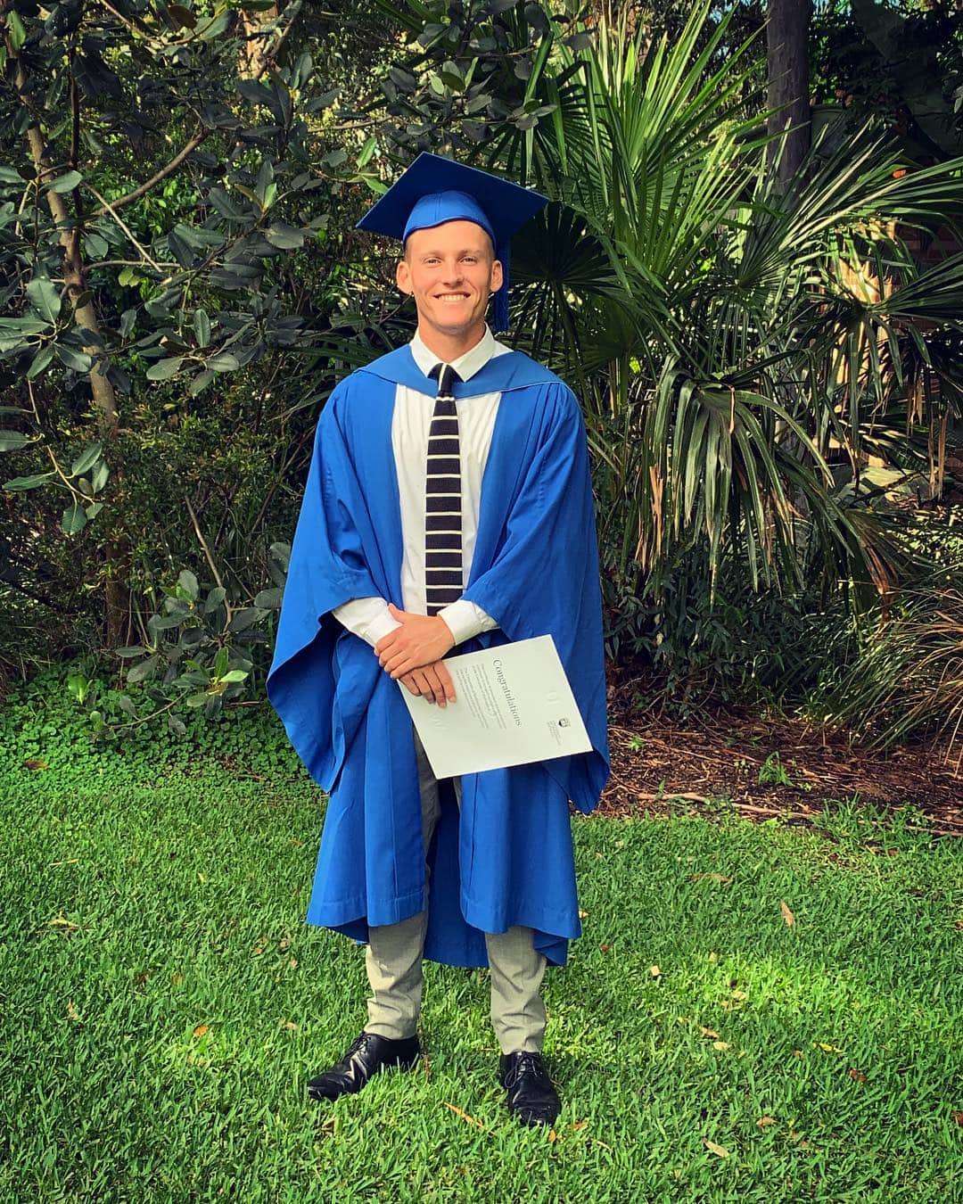 Zach Holdsworthさんのインスタグラム写真 - (Zach HoldsworthInstagram)「Happy to graduate with a Bachelor of Talking Rubbish. #frickennerd」4月23日 17時48分 - officialzachholdsworth
