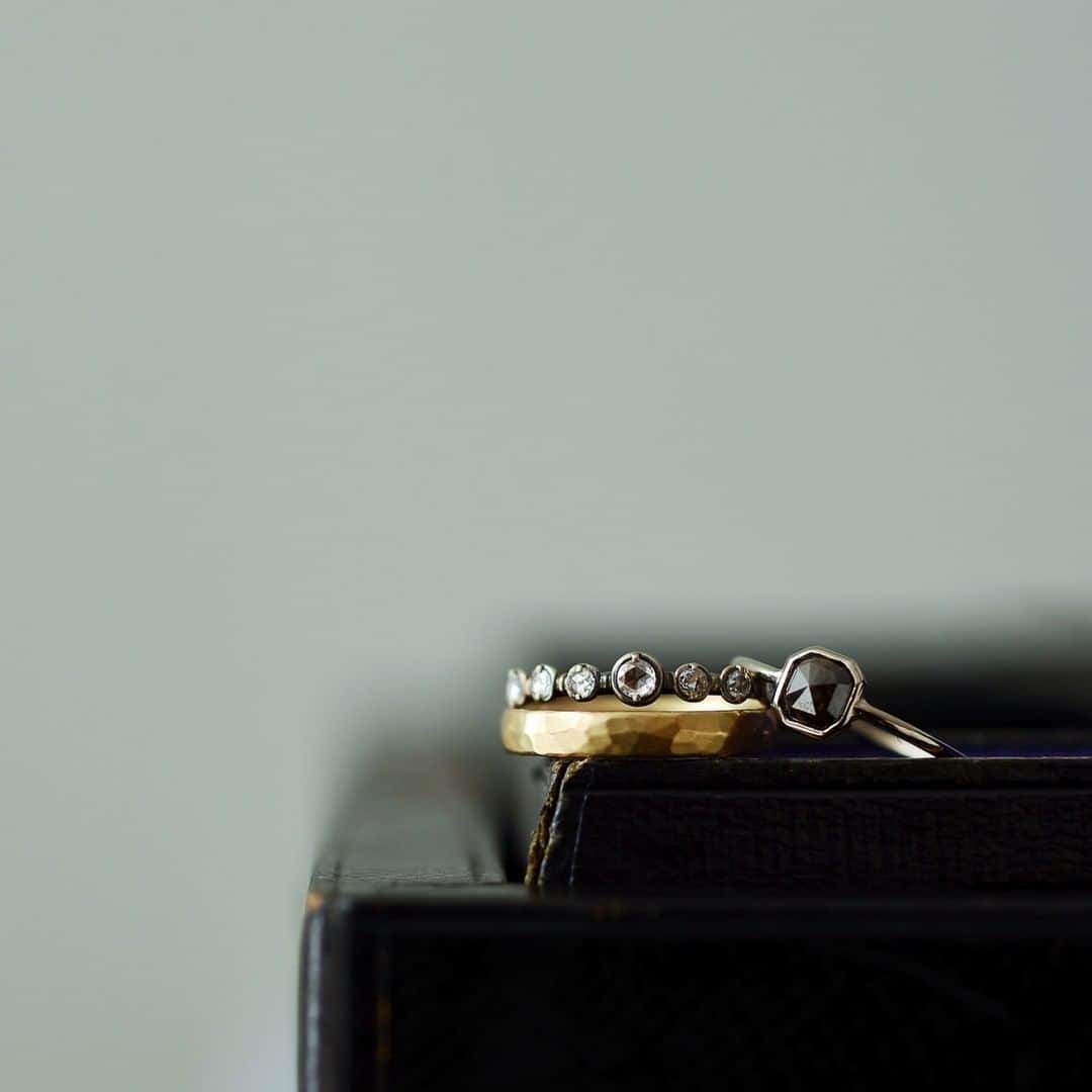 メデルジュエリーさんのインスタグラム写真 - (メデルジュエリーInstagram)「品は素材に表れる、歳を重ねるにつれてそう思うようになりました。手紡ぎのような、繊細で自然な揺らぎ。ダイヤにもそうした奥ゆかしい質感を求めています。 . . -Camino ring -Rosier eternity ring Ⅰ -Natural color diamond ring(one-off)  standard style  LOOKBOOK/2019.04  #mederujewelry #メデルジュエリー #gold_mederujewelry #basiccollection_mederujewelry」4月23日 18時00分 - mederu_jewelry