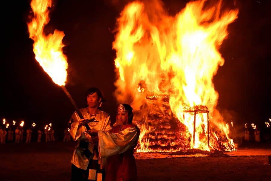 さいたまつりさんのインスタグラム写真 - (さいたまつりInstagram)「【さきたま古墳でいざ古代へ…！「さきたま火祭り」】﻿ 5月4日（土）は、行田市で「さきたま火祭り」が行われます！﻿ ﻿ 埼玉県の名前の由来にもなったと言われる『さきたま古墳公園』を舞台に、「神話の世界」を再現するお祭りです。﻿ ﻿ 古代衣装に身をまとった300人近い人々が松明(たいまつ)をかかげながら大行列で行進します。藁で作られた産屋(うぶや)が炎に包まれ、とても幻想的な光景を見ることができます。﻿ ﻿ ゴールデンウィークの中頃。ぜひ古代ロマンを感じに、足を運んでみてはいかがでしょうか？﻿ ﻿ #ゴールデンウィーク #さいたまつり #春 #火 #fire #埼玉 #festival  #祭り #saitamatsuri #spring #お祭り #写真好きな人と繋がりたい #ファインダー越しの私の世界 #お祭り写真 #お祭り写真部 #行田 #gyoda ﻿」4月23日 18時01分 - saitamatsuri