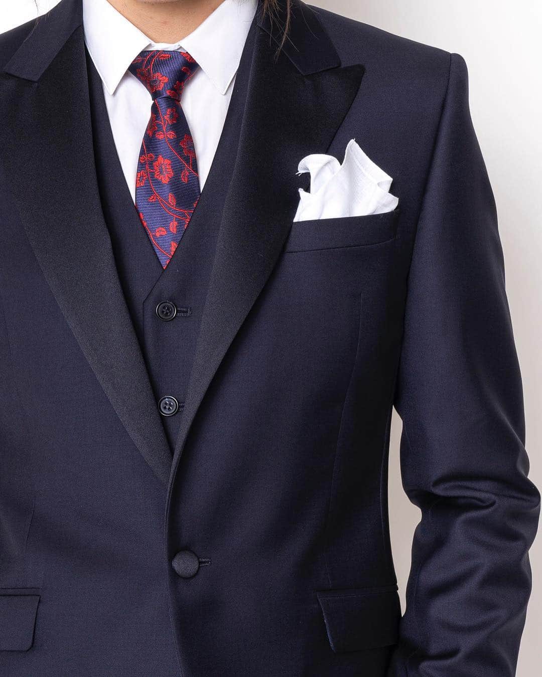 ガルシアマドリッドさんのインスタグラム写真 - (ガルシアマドリッドInstagram)「Smoking navy en lana fría. Ya en nuestras tiendas y pronto on line . . . . . #art #arte #tailored #tailoring #elegant #shirts #cuffs #bespoke #bespokesuit #trajes #suit #bespokeshirts #trajesamedida #business #trajesmadrid #men #boy #guy #gentleman #tailor #fashion #actor #model #style #moda #wedding #shopinline #garciamadrid」4月23日 17時53分 - garciamadrid