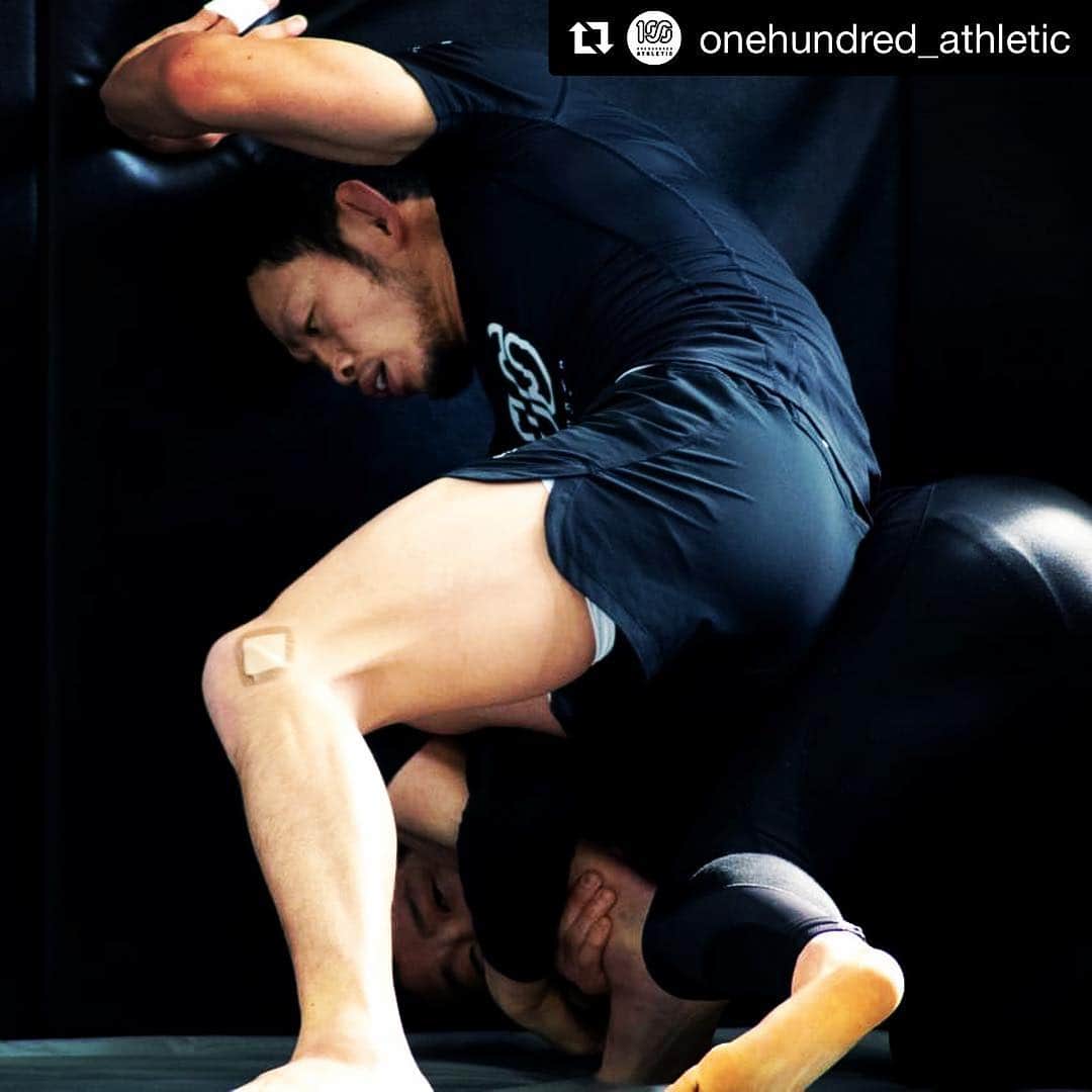宇野薫のインスタグラム：「新しいショーツはちょっと短め！  #onehundredathletic #100athletic #100a #caoluno #unocaolshowten #unodojo #宇野薫  #Repost @onehundred_athletic with @get_repost ・・・ 100A DRY WORKOUT SHORTS & 100A S/S RASH GUARD  #mma #grappling #nogi #wrestling #folkstylewrestling #kickboxing #running #training」