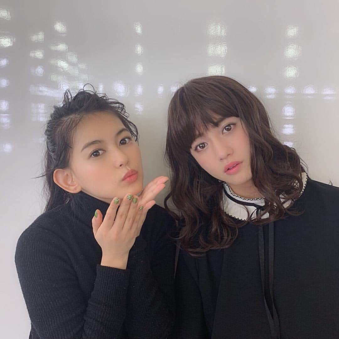 菅沼ゆり（ゆりっぱ）さんのインスタグラム写真 - (菅沼ゆり（ゆりっぱ）Instagram)「【 💄お知らせ 】 この度、ゆうたろうくんと一緒に #よくばりプリマ のイメージモデルになりました！ 第二弾として #ひんやり実感おしろい が5/14(火)に登場☺︎ このおしろいは塗った瞬間ひんやりする不思議なコスメ。 私も体験してみたんだけど、 とっても気持ち良い。 スーッとメントールのような爽快感🌿 暑い夏の朝メイクするのにおすすめ！ 暑がりな私にとってはこんな化粧品待っていた...。 出勤後とか飲み会前とかリフレッシュしたいときに使って #塗るクールビズ に🌈 いま、プリマ公式Twitterで #ひんやり実感おしろい がもらえるキャンペーンをやってるよ☺︎ 詳しくは、公式アカウントプロフィールのURLからチェックしてね。 @primavista_official_jp  @aaaoe__  #Primavista #プリマヴィスタ #おしろい  #ゆりぱおすすめ化粧品 #PR」4月23日 18時10分 - yurippa93