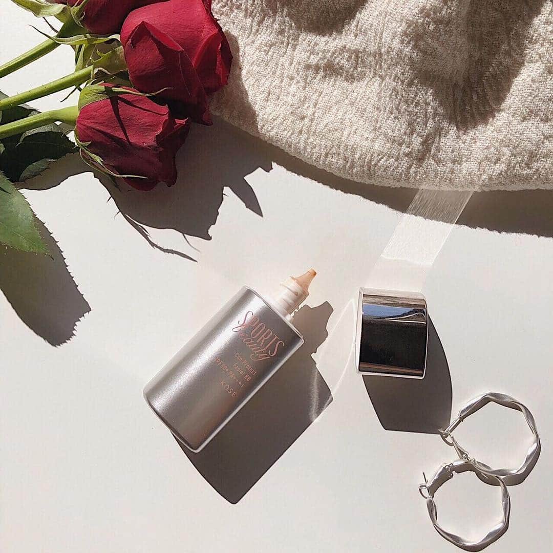 KOSE SportsBeautyのインスタグラム：「. SPORTS beauty「サンプロテクト フェイシャルBB」なら、これ１本でベースメイクが完了✨⁣⠀ “化粧下地・ファンデーション・毛穴カバー・美容液”⁣⠀ ５つの効果を兼ね備えたUVカットミルクです💄⁣⠀ ⁣⠀ ■KOSE SPORTS beauty⁣⠀ サンプロテクト フェイシャルBB⁣⠀ ⁣⠀ ⁣⠀ #SPORTSbeauty #スポーツビューティ #スポビ ⁣⠀ #スポ美 #スポ美クラブ ⁣⠀ #KOSE #コーセー #日焼け予防 #日焼け止め #日焼け対策 ⁣⠀ #紫外線 #紫外線対策 #紫外線予防 #UV #UV対策 ⁣⠀ #UVミルク  #suncare #美肌 #メタリックピンク⁣⠀ #ベースメイク #モテコスメ #bbクリーム #シルバー #バラ ⁣⠀ #シルバーアクセサリー #置き画 #お花 #花のある暮らし ⁣⠀ ⁣⠀」