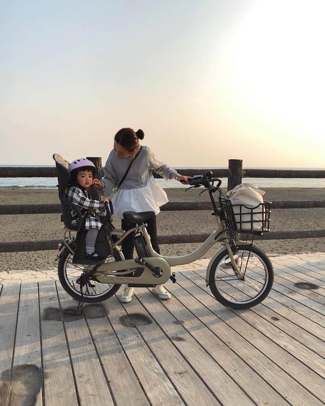 ayuさんのインスタグラム写真 - (ayuInstagram)「𝚃𝚞𝚎𝚜𝚍𝚊𝚢| ☁︎☀︎ . 「YAMAHA PAS babby un」🚲 自転車で色々お店まわったりして海経由でお散歩♡ 途中坂があったりするけど、PASなら嘘みたいに楽々〜🤸‍♂️ 急な坂道も本当にスイスイ。 うしろにねねを乗せていてもフラフラせず安定して走れるので、たまにねねを乗せてることを忘れちゃうくらいです🥺✨笑 どこまででもPASで行けちゃいそうです♫ . あと、今まで力を入れてやっていたスタンドがけも、軽々で楽ちん😭💕 今まで、ねねを乗せたままスタンドをかけるのが結構大変でストレスだったんだけど、PASならそのストレスも全くなしです❤︎ 最高！の一言🙏🏻 . #電動アシスト自転車#電動自転車#自転車 #子供乗せ自転車 #ヤマハパス #ヤマハPAS #yamahapas #ヤマハ#YAMAHA#Babbyun#アンバサダー」4月23日 18時14分 - memeyuyu