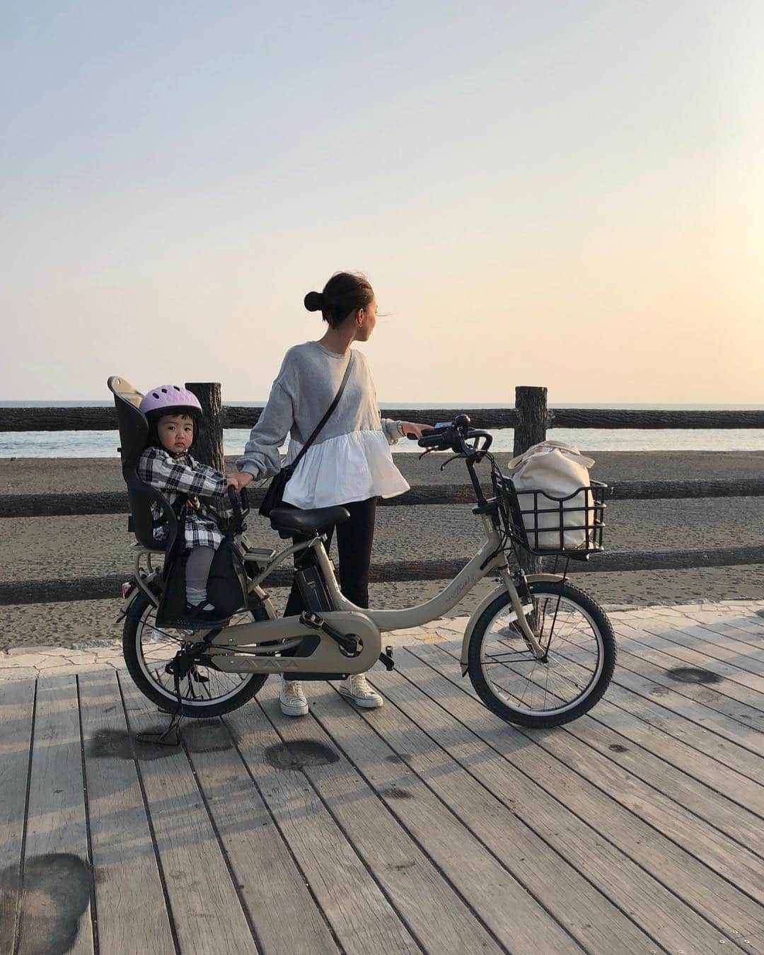 ayuさんのインスタグラム写真 - (ayuInstagram)「𝚃𝚞𝚎𝚜𝚍𝚊𝚢| ☁︎☀︎ . 「YAMAHA PAS babby un」🚲 自転車で色々お店まわったりして海経由でお散歩♡ 途中坂があったりするけど、PASなら嘘みたいに楽々〜🤸‍♂️ 急な坂道も本当にスイスイ。 うしろにねねを乗せていてもフラフラせず安定して走れるので、たまにねねを乗せてることを忘れちゃうくらいです🥺✨笑 どこまででもPASで行けちゃいそうです♫ . あと、今まで力を入れてやっていたスタンドがけも、軽々で楽ちん😭💕 今まで、ねねを乗せたままスタンドをかけるのが結構大変でストレスだったんだけど、PASならそのストレスも全くなしです❤︎ 最高！の一言🙏🏻 . #電動アシスト自転車#電動自転車#自転車 #子供乗せ自転車 #ヤマハパス #ヤマハPAS #yamahapas #ヤマハ#YAMAHA#Babbyun#アンバサダー」4月23日 18時14分 - memeyuyu