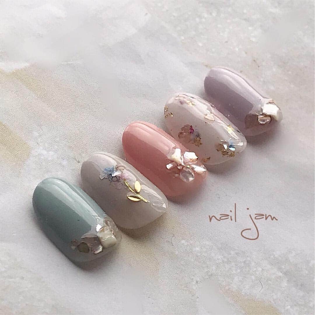PREGELさんのインスタグラム写真 - (PREGELInstagram)「﻿ #repost﻿﻿﻿ ﻿ @a.nailjam　様﻿ ﻿ いつも素敵な投稿ありがとうございます😊✨﻿ ﻿ まだまだ人気のお花モチーフの春ネイル🌷﻿ スモーキーカラーで上品なため、オフィスでも🙆💓﻿ ﻿ ﻿ ミューズ﻿ ✴︎M123﻿ ✴︎M178﻿ ✴︎M188﻿ ✴︎M179﻿ ✴︎S063﻿ ﻿ ﻿ #ジェルネイルアート﻿﻿﻿ #ジェルネイル﻿﻿﻿ #プリジェル﻿﻿﻿ #春ネイル﻿﻿﻿ #フラワーネイル﻿﻿ #スモーキーネイル﻿ #くすみネイル﻿﻿ #お花ネイル﻿ #大人ネイル﻿ #上品ネイル﻿ #台南美甲﻿﻿﻿ #美甲﻿﻿﻿ #gelnailsart﻿﻿﻿ #instanailstyle﻿﻿﻿ #gelnails﻿﻿﻿ #건대네일﻿﻿﻿ #네일그램﻿﻿﻿ #네일아트﻿﻿﻿ #ต่อเล็บ﻿﻿﻿ #เล็บเจล﻿﻿ ﻿ ﻿ ﻿」4月23日 18時15分 - pregelofficial