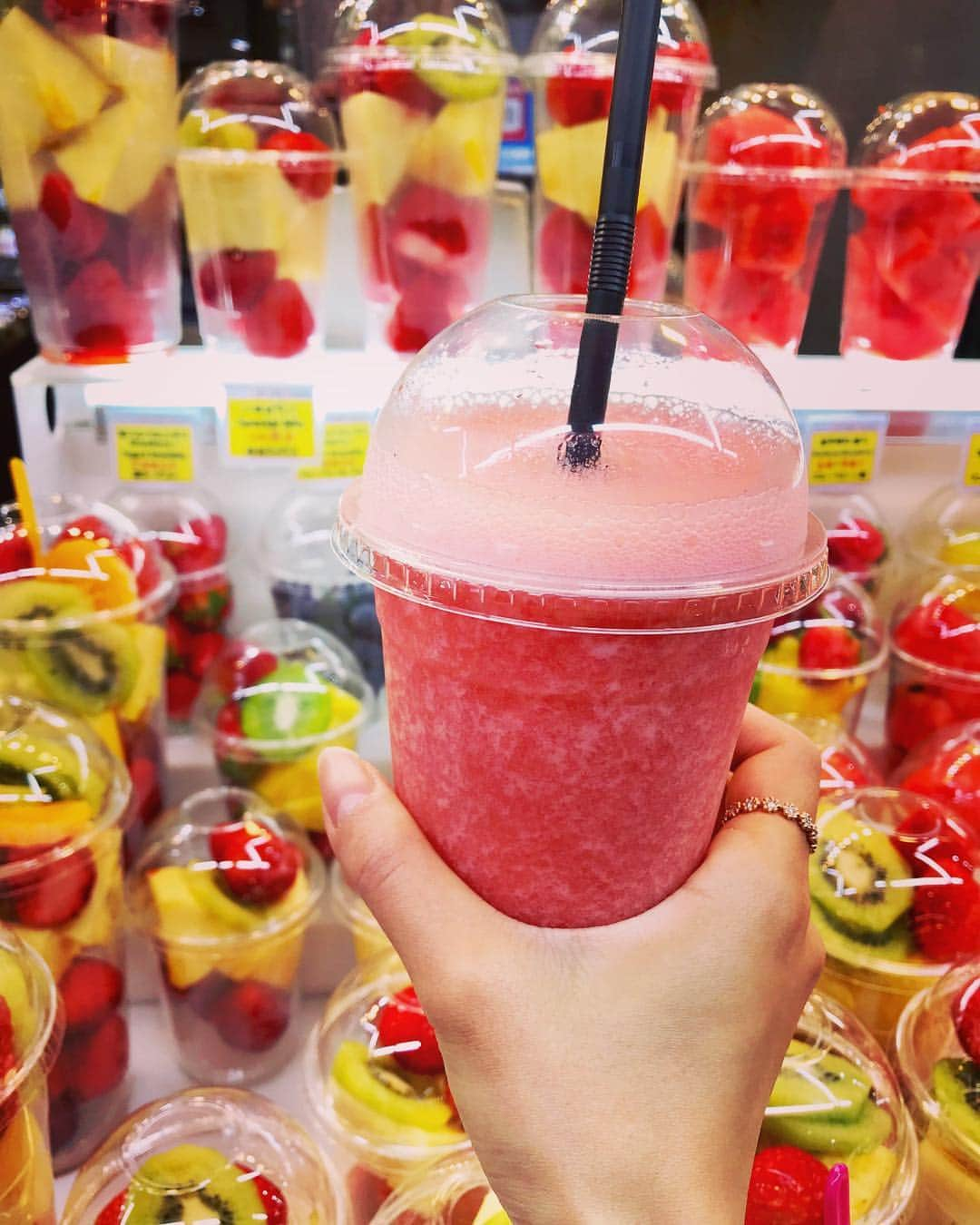 石原夕里朱さんのインスタグラム写真 - (石原夕里朱Instagram)「Fresh Strawberry Juice♡ #Korea #seoul #dongdaemum #travel #ri_travel #shillacafe #strawberryjuice #freshjuice #yum #gourmetstagram #shopping #photogenic #genic_korea #instakorea #instagood #photooftheday #instadiary #旅行 #りぃ旅 #タビジョ #韓国 #りぃ旅韓国 #한국 #ソウル #東大門 #お買い物前に #シイラカフェ #やっぱりフレッシュなフルーツジュースは美味しい #ジュースにせずにそのまま食べる事も出来るよ #りぃグルメ韓国」4月23日 18時27分 - ri_hannari