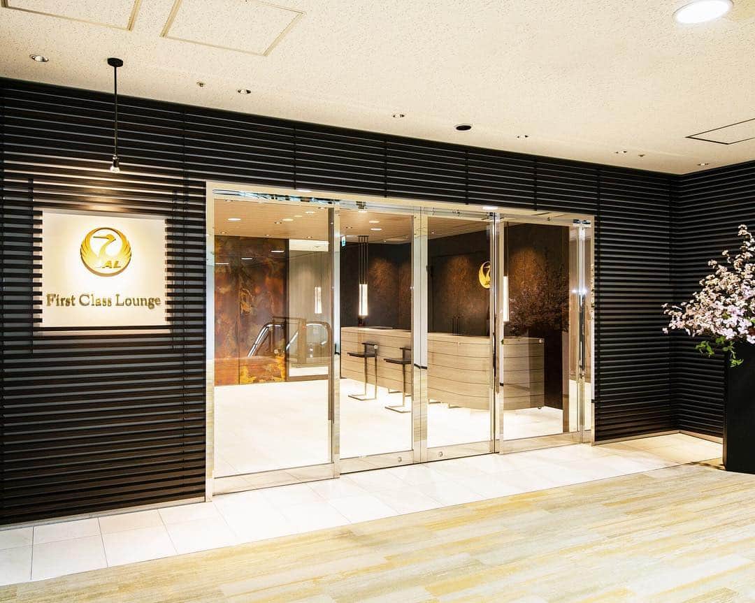 JALさんのインスタグラム写真 - (JALInstagram)「. JAL's International First Class Lounge at Narita International Airport has been renovated and reopened! We are excited to share a few photos of the new space with you! #JAL #MyAprilAdventure  成田空港国際線JALファーストクラスラウンジがリニューアルオープン📢 一部をご紹介✨✨ . . Post your memories with #FlyJAL  #JapanAirlines #travel #airplane #jalfirstclasslounge #firstclass」4月23日 18時19分 - japanairlines_jal