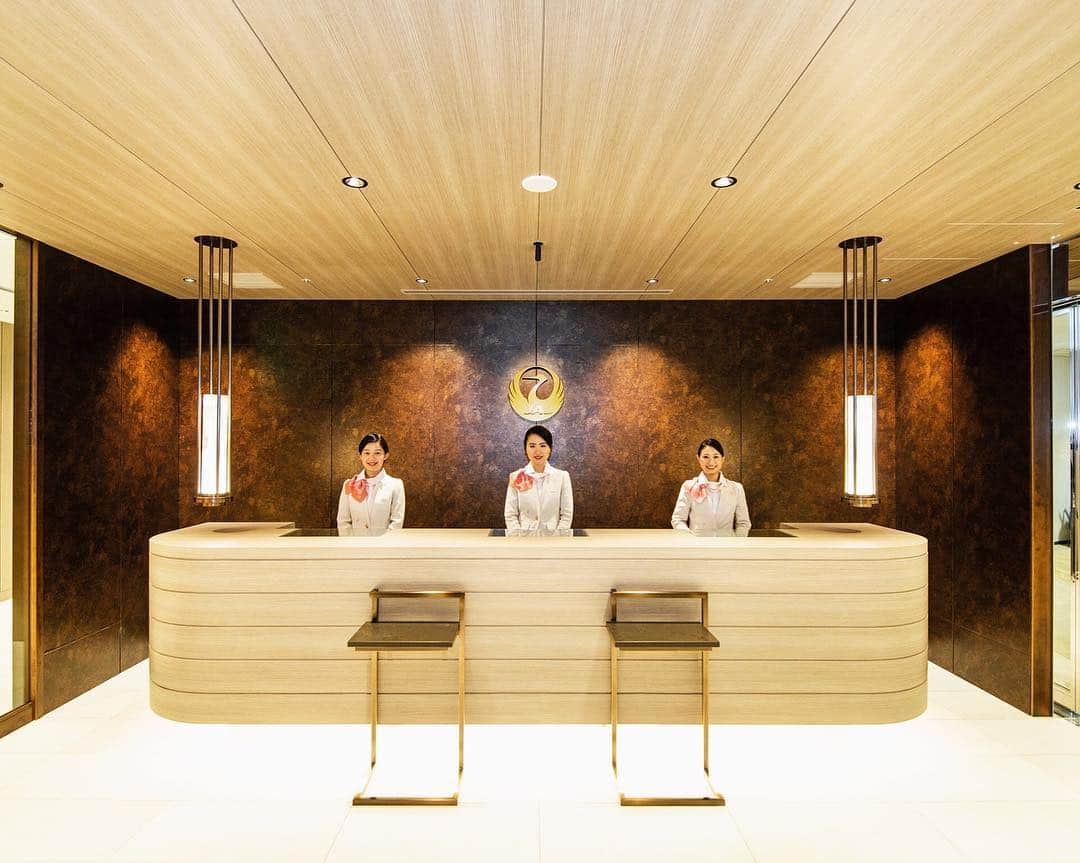JALさんのインスタグラム写真 - (JALInstagram)「. JAL's International First Class Lounge at Narita International Airport has been renovated and reopened! We are excited to share a few photos of the new space with you! #JAL #MyAprilAdventure  成田空港国際線JALファーストクラスラウンジがリニューアルオープン📢 一部をご紹介✨✨ . . Post your memories with #FlyJAL  #JapanAirlines #travel #airplane #jalfirstclasslounge #firstclass」4月23日 18時19分 - japanairlines_jal