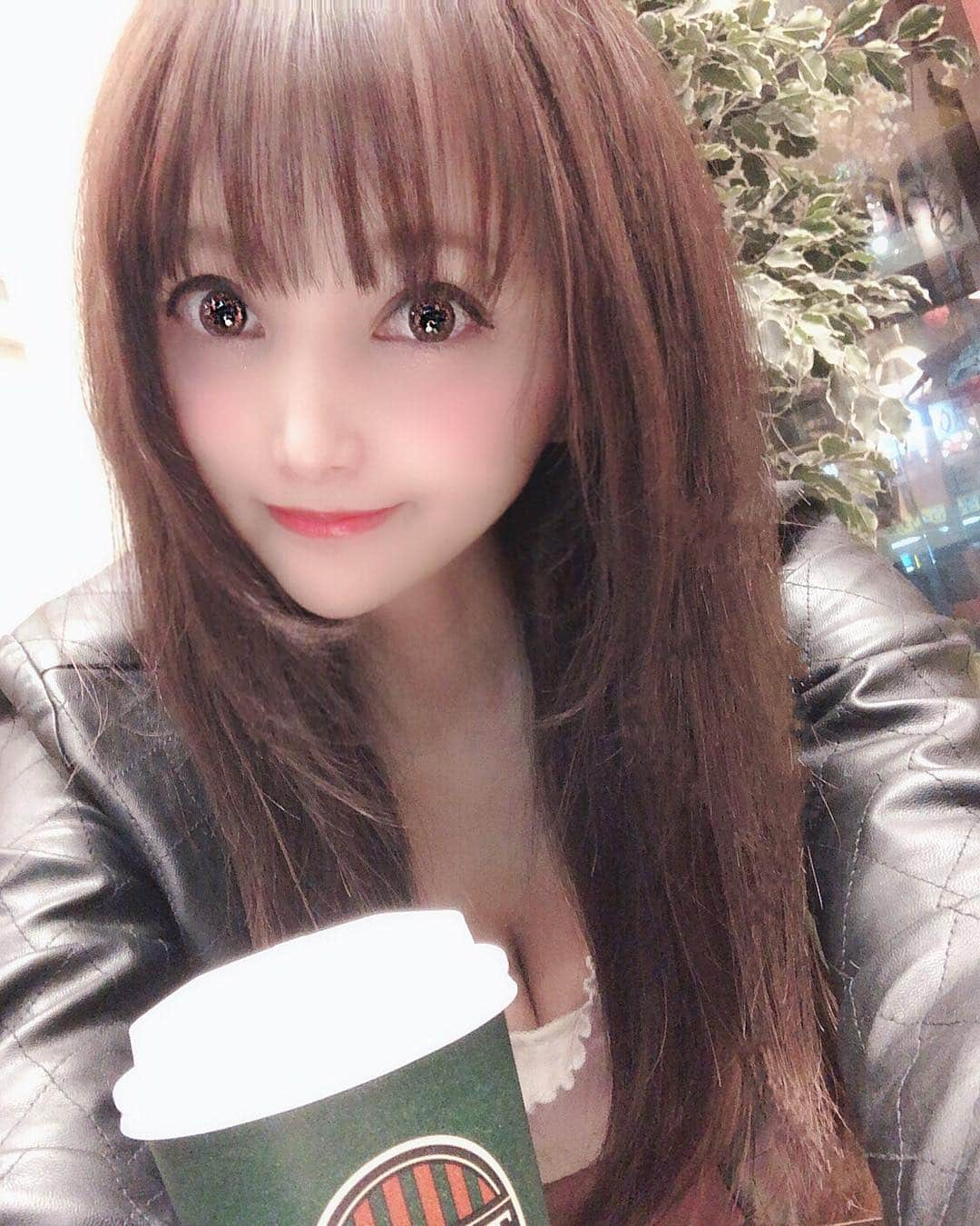 宇佐美あいりさんのインスタグラム写真 - (宇佐美あいりInstagram)「やぽ🐰💓お仕事の休憩中に1人カフェ☕️この時期アイスかホットでめっちゃ悩むけど薄着で歩いてると夜になって冷えちゃうからやっぱまだホットかな♡  #グラドル自画撮り部#グラドル自撮り部#童顔#babyface#sexy#섹시#美人#sexy#cute#エロ#エロカワ#お姉さん#寒がり#冷え症#夜#寒い#季節の変わり目#難しい#1人カフェ#japanesegirl#猫顔#hot#カフェモカ#drink#美味しい#tullys#六本木#roppongi#followme」4月23日 18時28分 - airi.usami_official